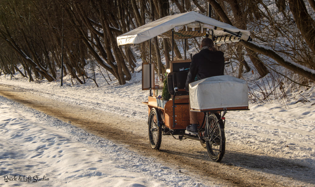 Mobilność - jedna z największych zalet. W najbardziej atrakcyjnych miejscach miasta nie trzeba stawiać budynk&oacute;w ani tymczasowych konstrukcji, bo kawiarnia na k&oacute;łkach może rozstawiać się każdego dnia na nowo, fot. Brick&Fish / z naszej facebookowej grupy Gdynia w obiektywie