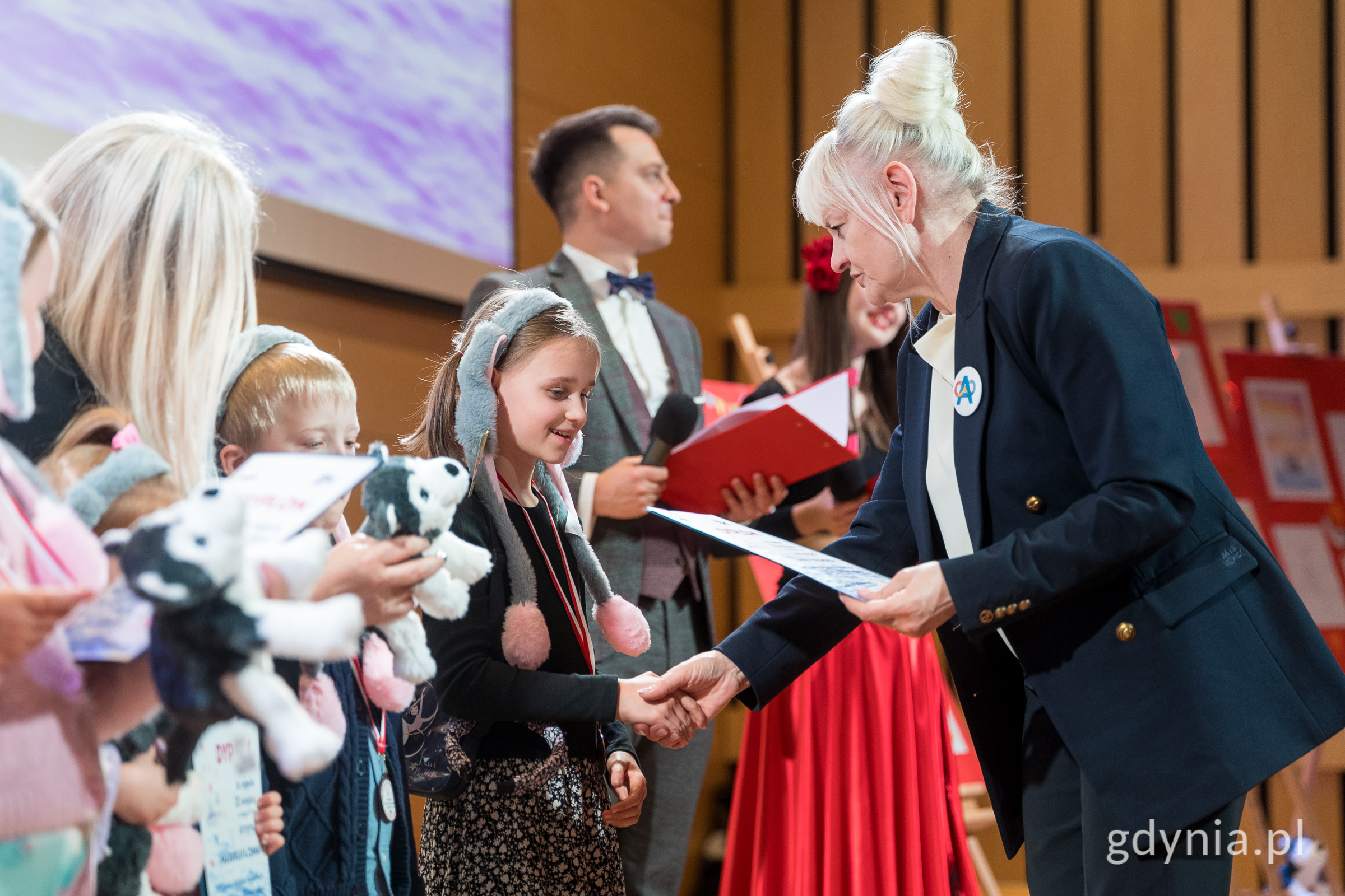 Naczelniczka Wydziału Edukacji Iwona Tanewska wręcza nagrody tegorocznym laureatom konkursu
