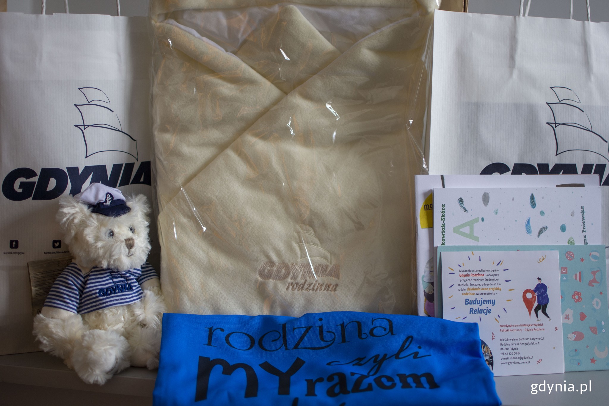 Prezenty dla maluszk&oacute;w urodzonych 10 lutego to m.in. pluszowy miś, biały rożek czy książeczki i poradniki dla rodzic&oacute;w // fot. Sławomir Okoń