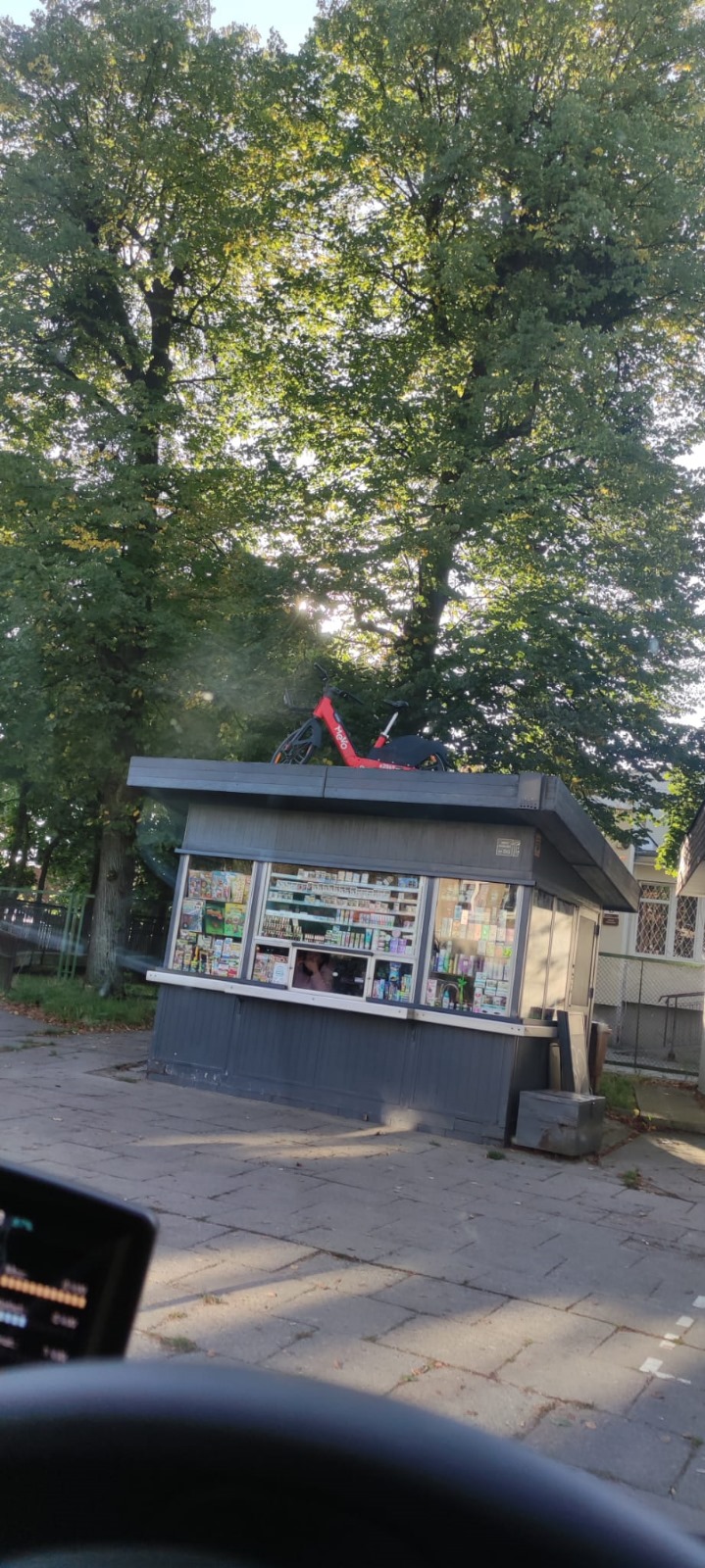 Obszar Metropolitalny Gdańsk-Gdynia-Sopot wprowadza kary za łamanie regulaminu korzystania z rower&oacute;w Mevo. Na zdjęciu niezgodne z regulaminem wykorzystanie roweru Mevo. 