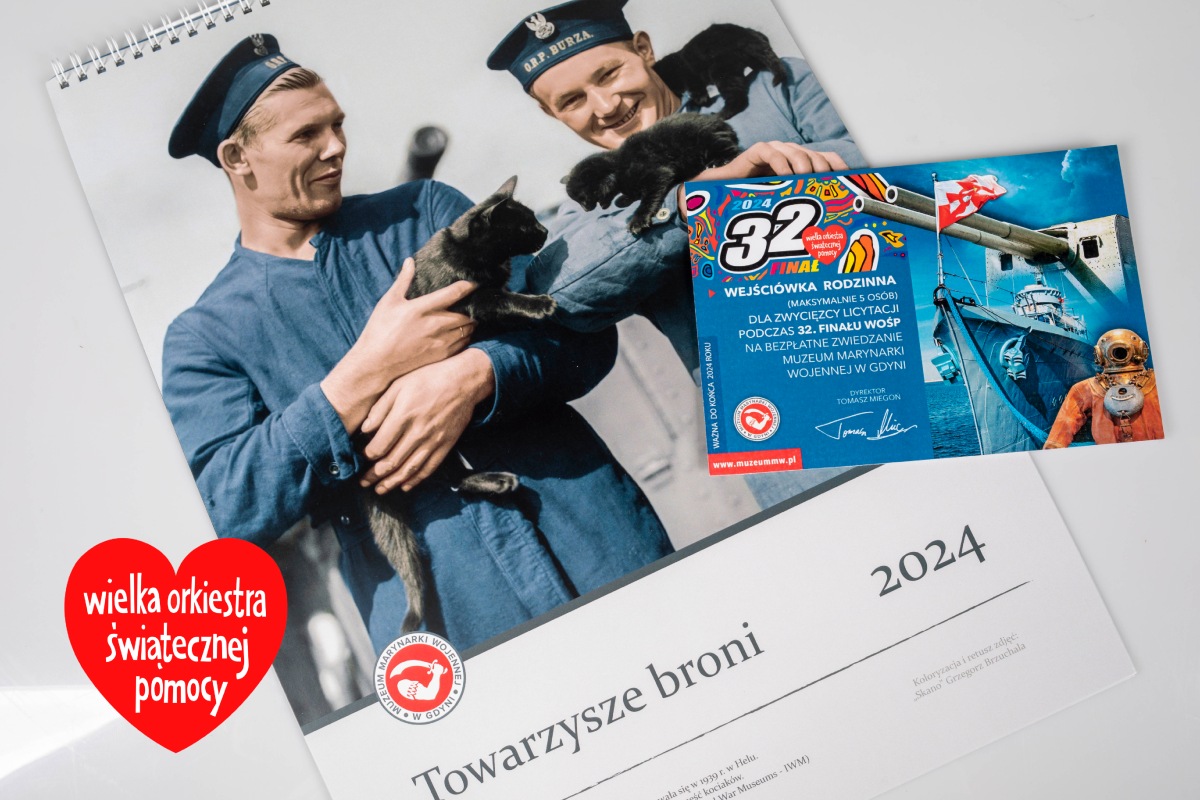 Upominki od Muzeum Marynarki Wojennej wystawione na jedną z aukcji WOŚP: wejści&oacute;wka rodzinna do Muzeum Marynarki Wojennej oraz kalendarz &bdquo;Towarzysze broni&rdquo; na 2024 rok 