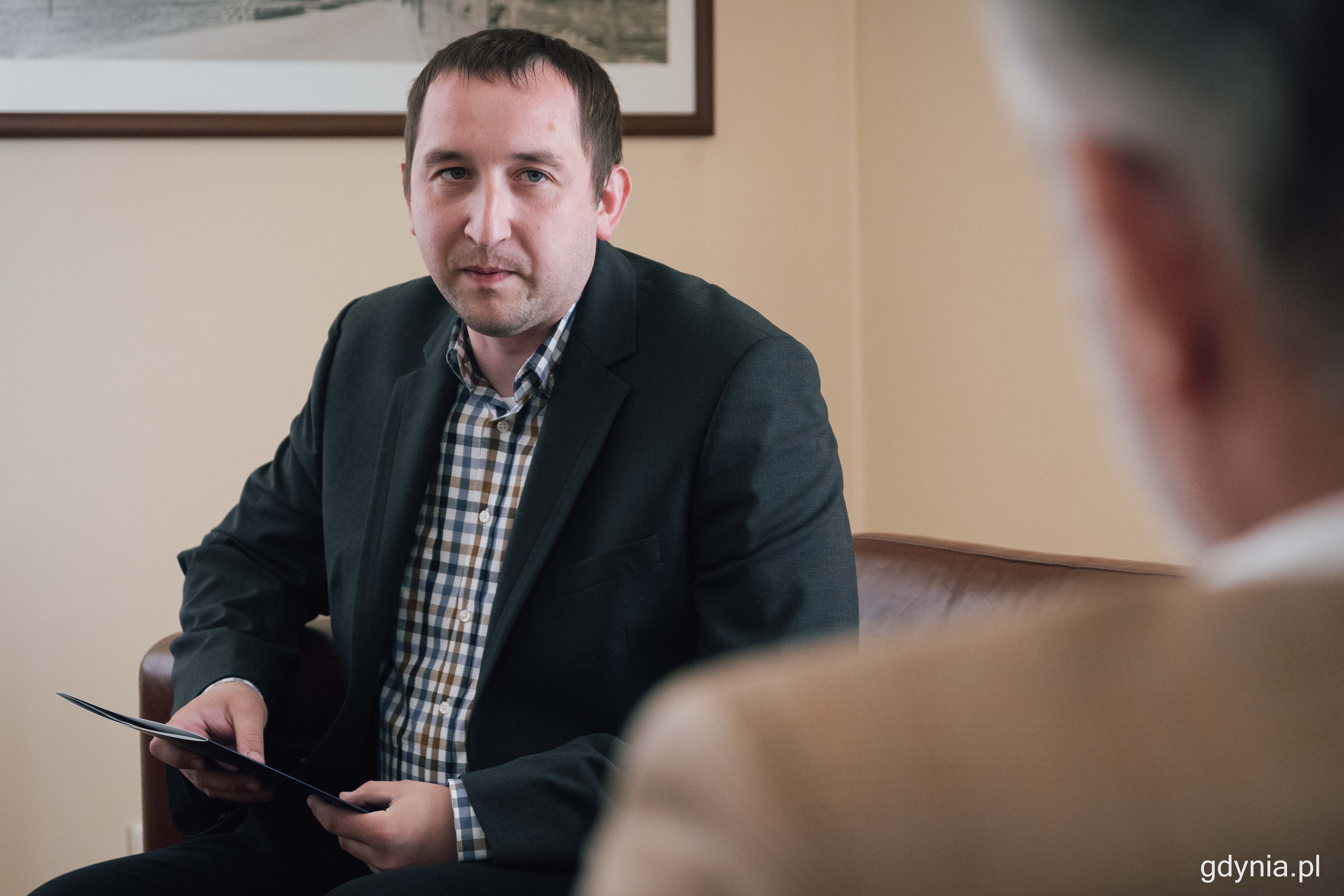 Marcin Klukacz odbiera podziękowania i nagrodę za zatrzymanie pijanego kierowcy, fot. Kamil Złoch