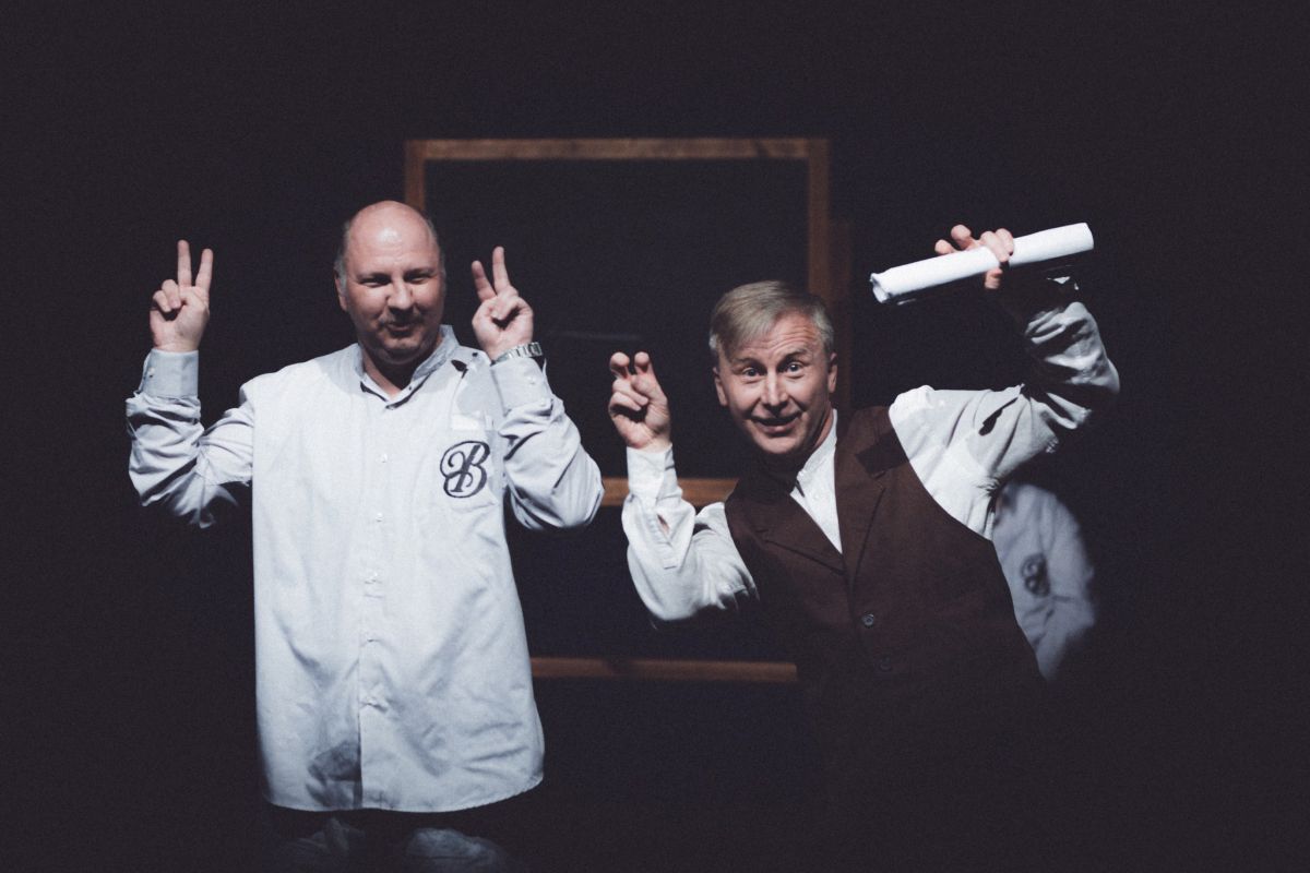 dw&oacute;ch artyst&oacute;w podczas spektaklu ubranych na biało 