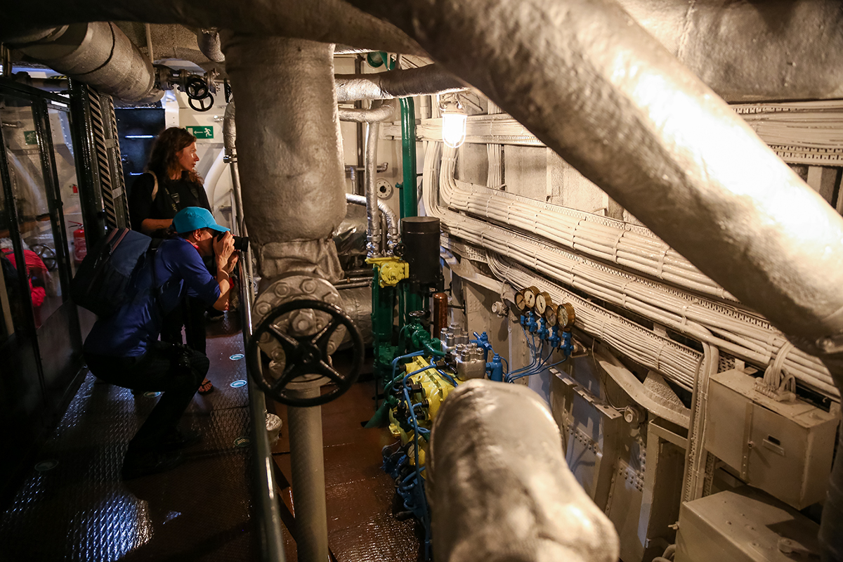 Dzięki uprzejmości Muzeum Marynarki Wojennej fotograficy eksplorowali m.in. maszynownię "Błyskawicy". Fot. Przemysław Kozłowski / Agencja Rozwoju Gdyni