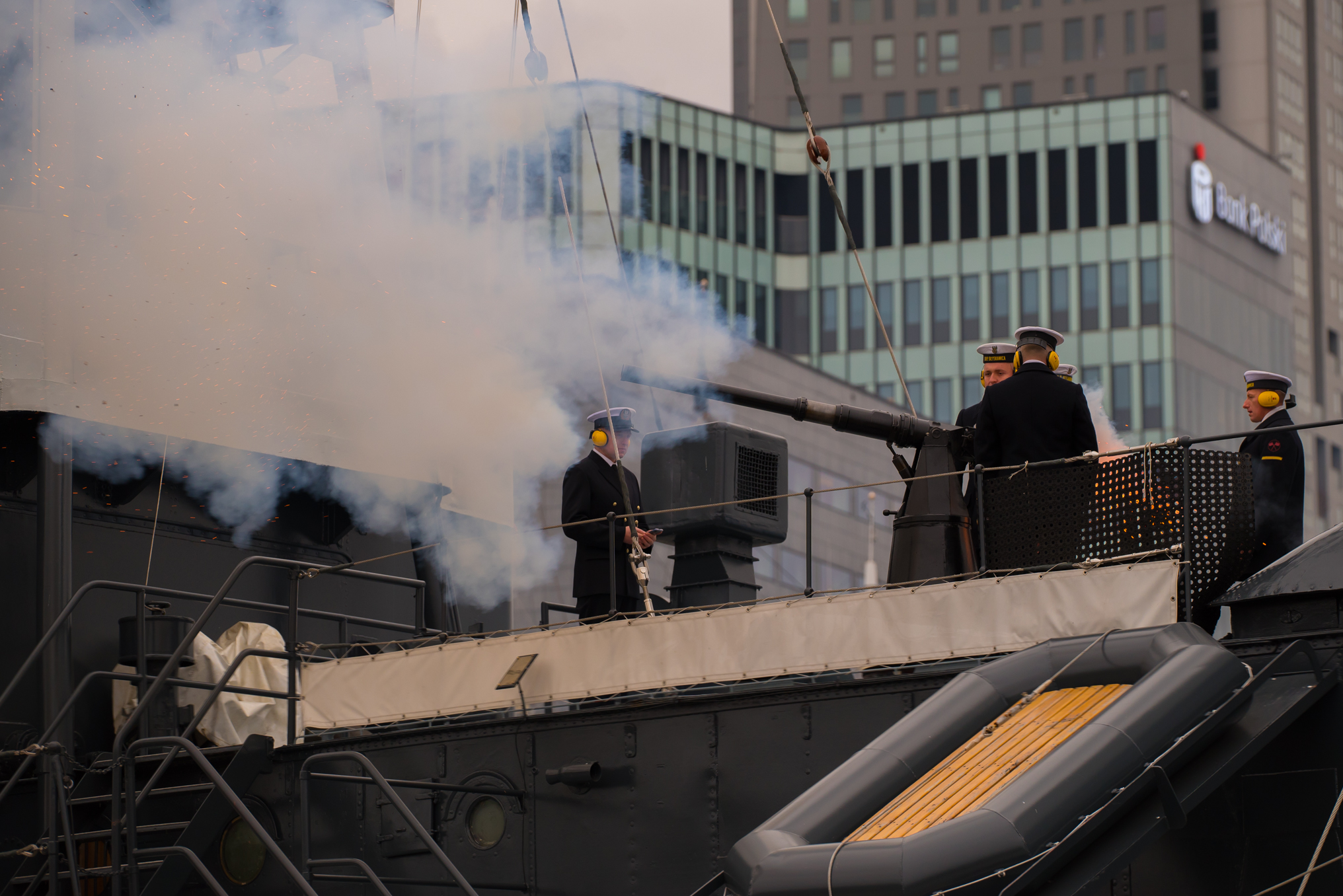 Salut armatni z pokładu ORP &bdquo;Błyskawicy&rdquo; // fot. bsmt Michał Pietrzak
