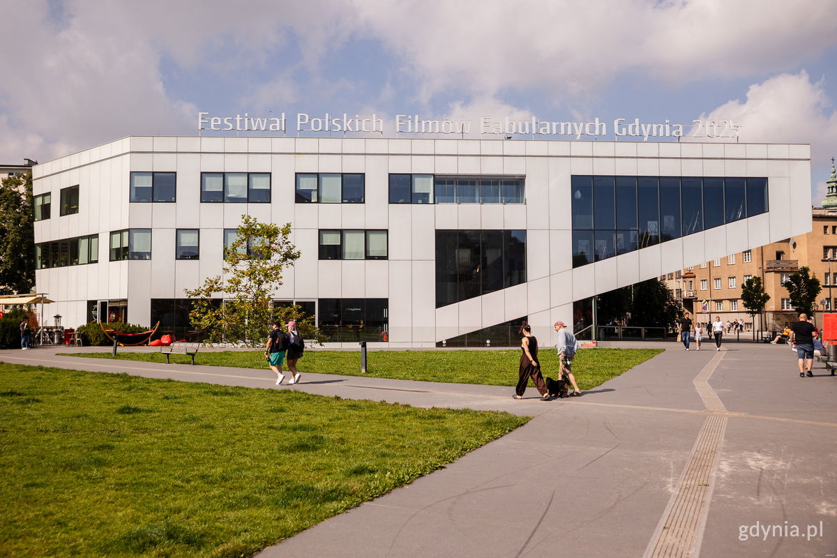 Napis na budynku Gdyńskiego Centrum Filmowego im. Leszka Kopcia: Festiwal Polskich Film&oacute;w Fabularnych