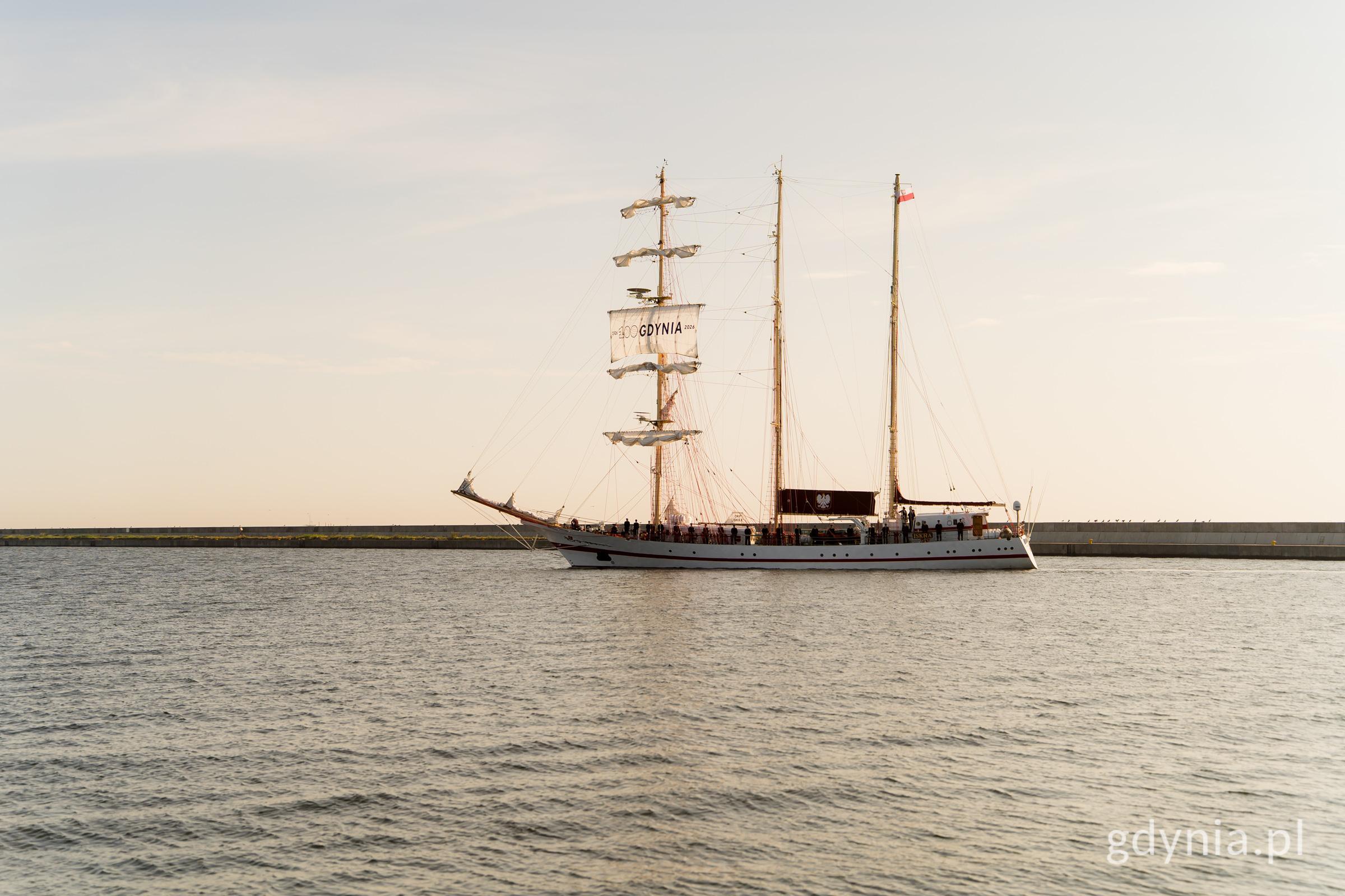 ORP &bdquo;Iskra&rdquo; wpływa do portu w Gdyni