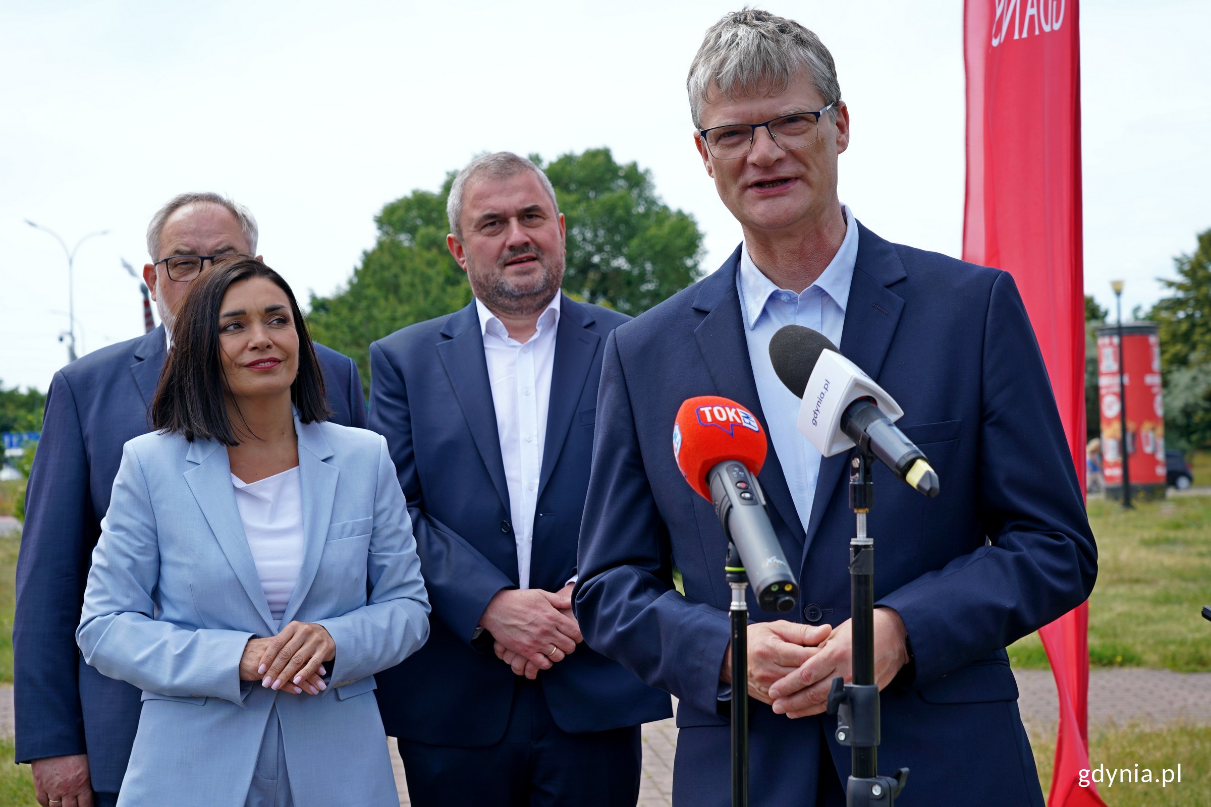 Od prawej: wiceprezydent Gdyni Rafał Geremek, Sławomir Bukowiec &ndash; wiceminister infrastruktury i pełnomocnik rządu ds. przeciwdziałania wykluczeniu komunikacyjnemu oraz  posłowie Magdalena Sroka i Piotr Adamowicz podczas konferencji o środkach przyznanych pomorskim miastom w ramach rezerwy subwencji og&oacute;lnej (fot. Magdalena Czernek)