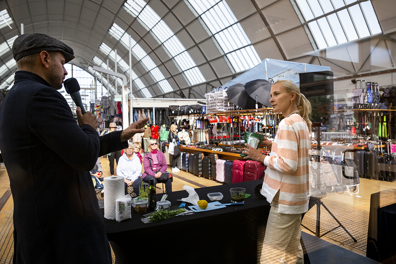 Anna Włodarczyk przygotowuje domowe pesto. Fot. Przemysław Kozłowski / ARG