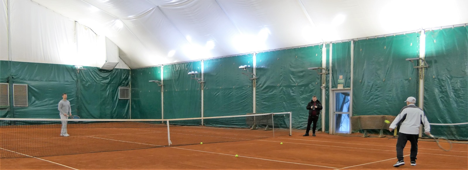 Pan Tadeusz gra w tenisa z synem, Tomaszem. Fot. Uniwersytet Morski w Gdyni