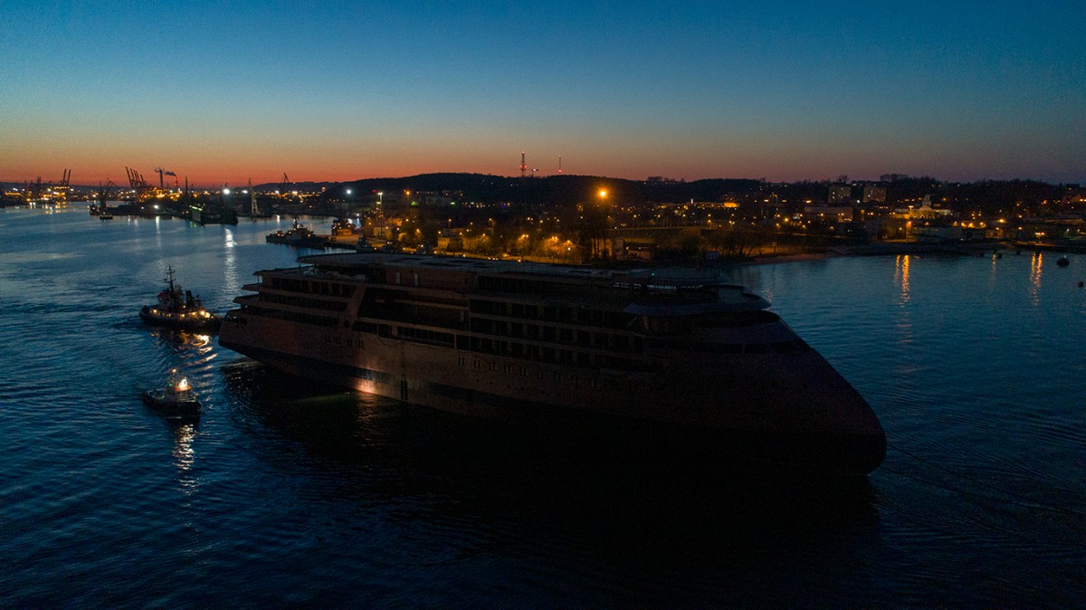 NB 312 opuścił w środę wieczorem stocznię CRIST, fot. GospodarkaMorska.pl