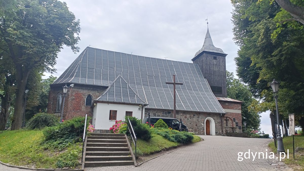 Pokrycie papą, wykonane w 2023 roku jako doraźne zabezpieczenie wnętrza kościoła. (źr&oacute;dło: zbiory Biura Miejskiego Konserwatora Zabytk&oacute;w)