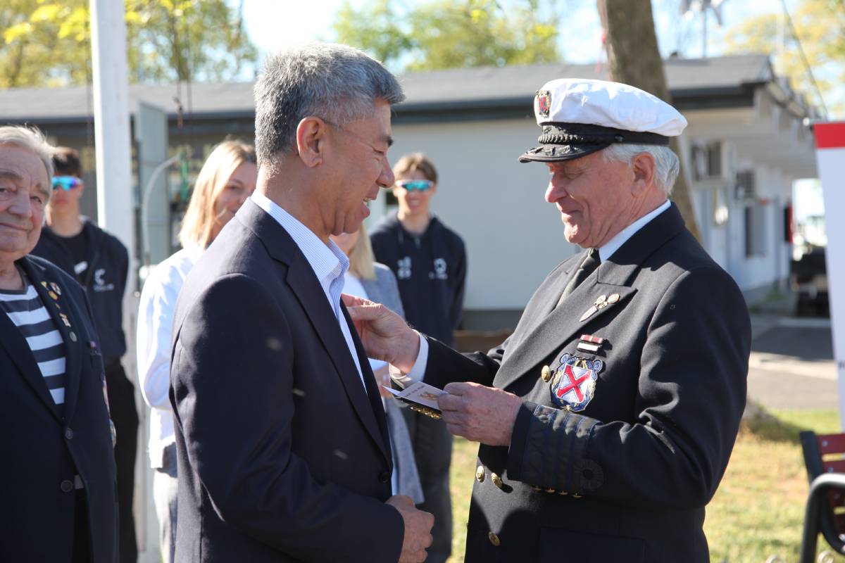 Quanhai Li, prezydent WS odbiera odznakę z rąk Janusza Marka Tabera, komandora Zarządu Gł&oacute;wnego YKP