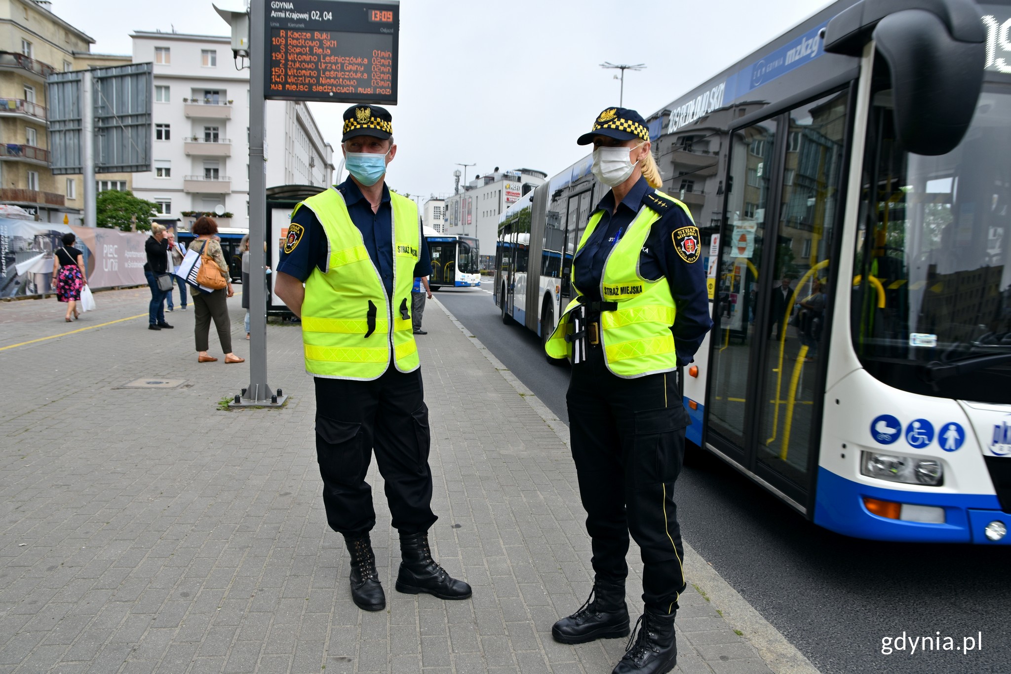 Straż Miejska sprawdzała, czy osoby podr&oacute;żujące autobusami noszą maseczki, fot. Magdalena Czernek
