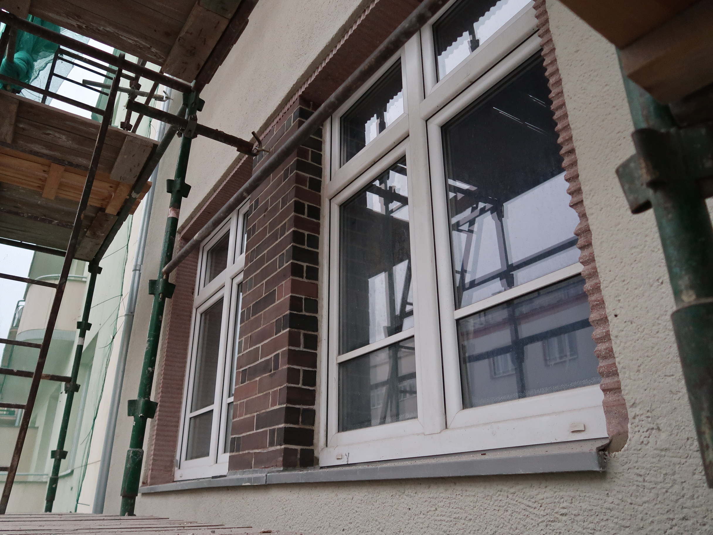 Ceglany filarek międzyokienny wraz z obramieniem okiennym wykończonym tynkiem kamieniarskim &ndash; stan po pracach konserwatorskich w 2020 r.