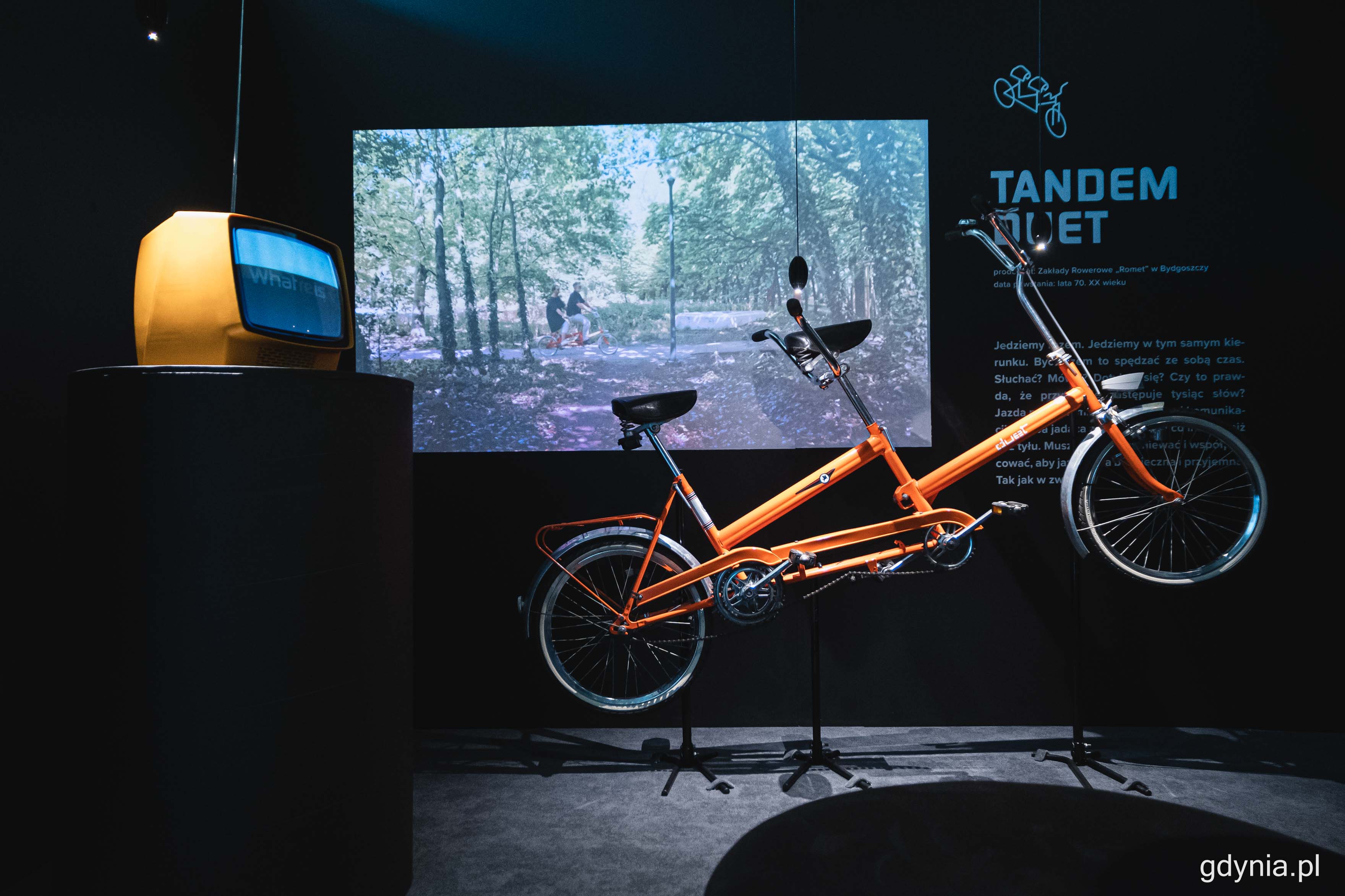 Fragment jednej z ekspozycji wchodzących w program festiwalu Gdynia Design Days 2023 - &bdquo;Dizajn na Wynos. Blisko&rdquo; w studio Fundacji Bochińskich w PPNT Gdynia, fot. Kamil Złoch