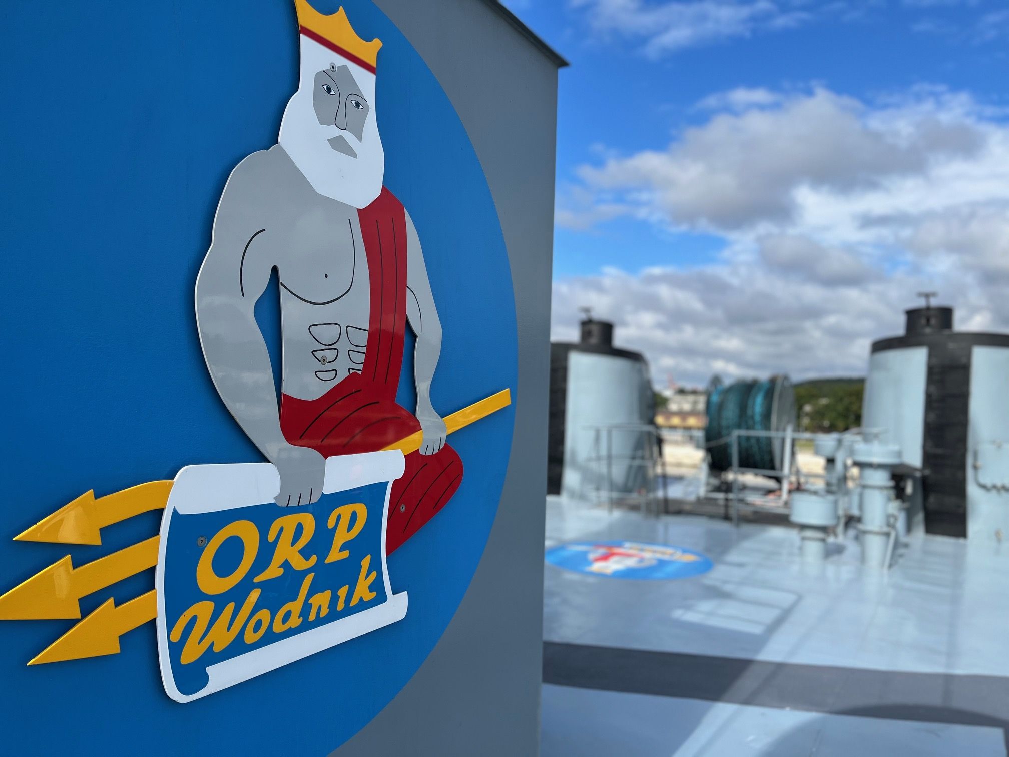 Grafika na pokładzie okrętu ORP &bdquo;Wodnik&rdquo; prezentująca boga m&oacute;rz z tr&oacute;jzębem w ręku // fot. R. Maślak / AMW