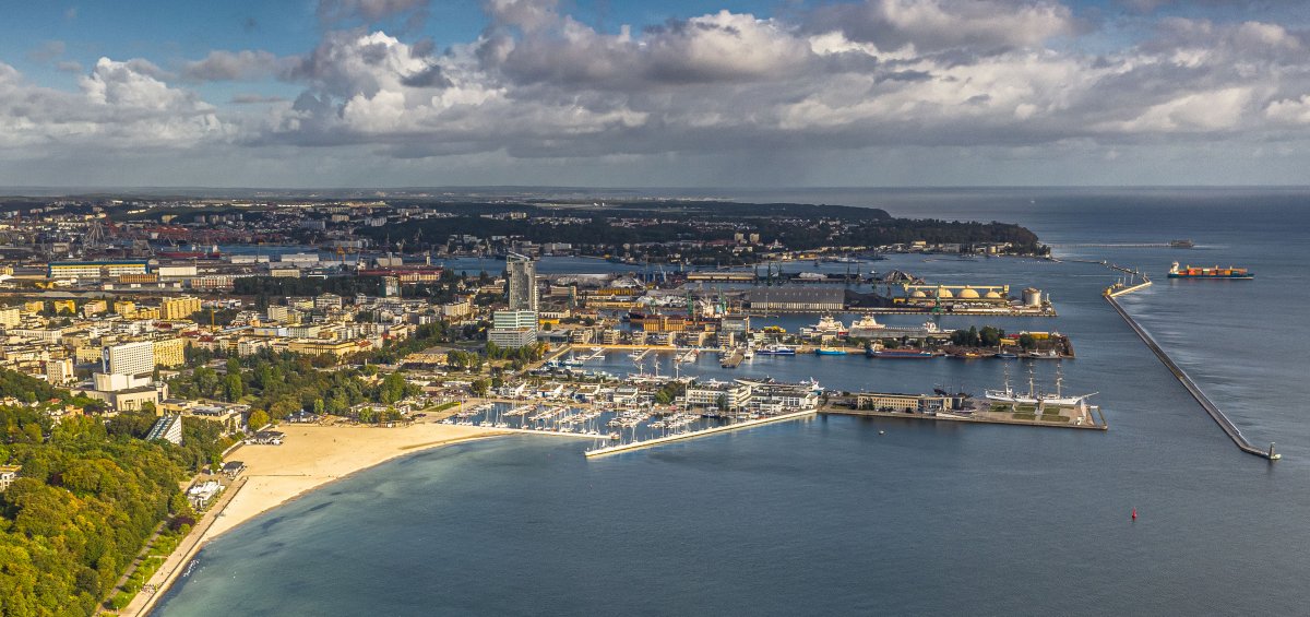 Widok z lotu ptaka na plażę w śr&oacute;dmieściu. / fot. M. Sałatowski