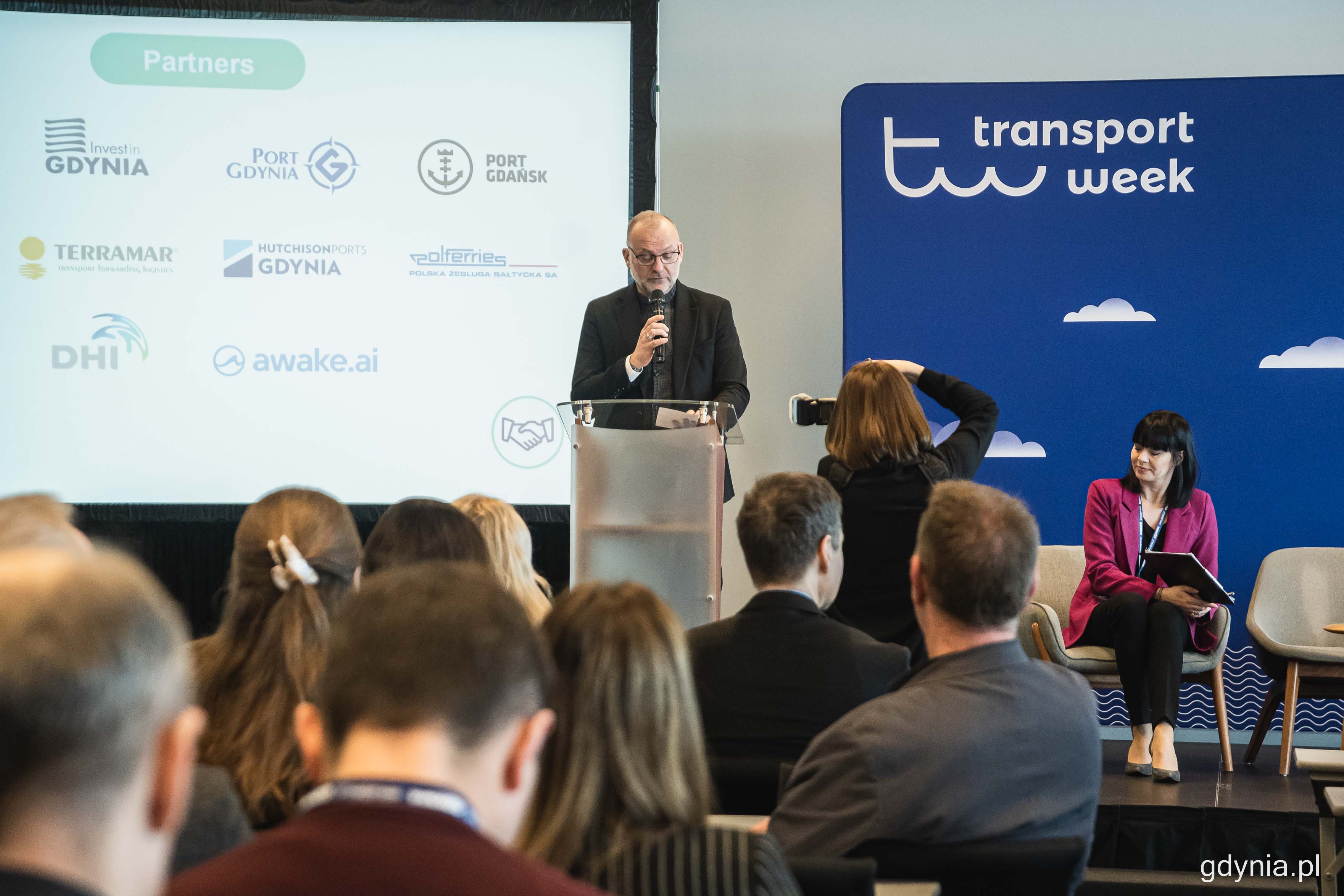 Wiceprezydent Michał Guć podkreślił związek Gdyni z sektorem transportu morskiego i powitał uczestnik&oacute;w Transport Week 2023, fot. Kamil Złoch