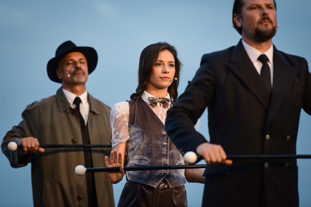 Scena zbiorowa. Zdjęcie z pr&oacute;by medialnej spektaklu "Marlena Dietrich. Iluzje" // fot. Roman Jocher