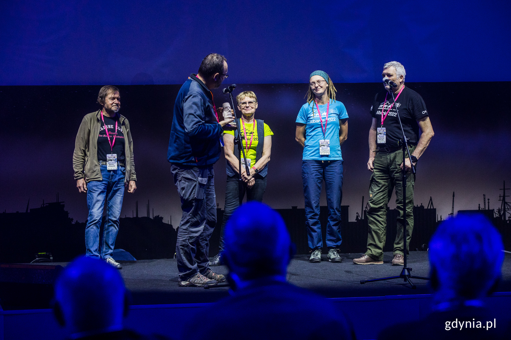 Od prawej: Mariusz Polok, Katarzyna Koprowska i Magdalena Słupińska, zdobywcy wyr&oacute;żnienia w kategorii "Eksploracja jaskiń", wraz z członkami kapituły i rady Kolos&oacute;w podczas niedzielnej gali wręczenia nagr&oacute;d // fot. Karol Stańczak
