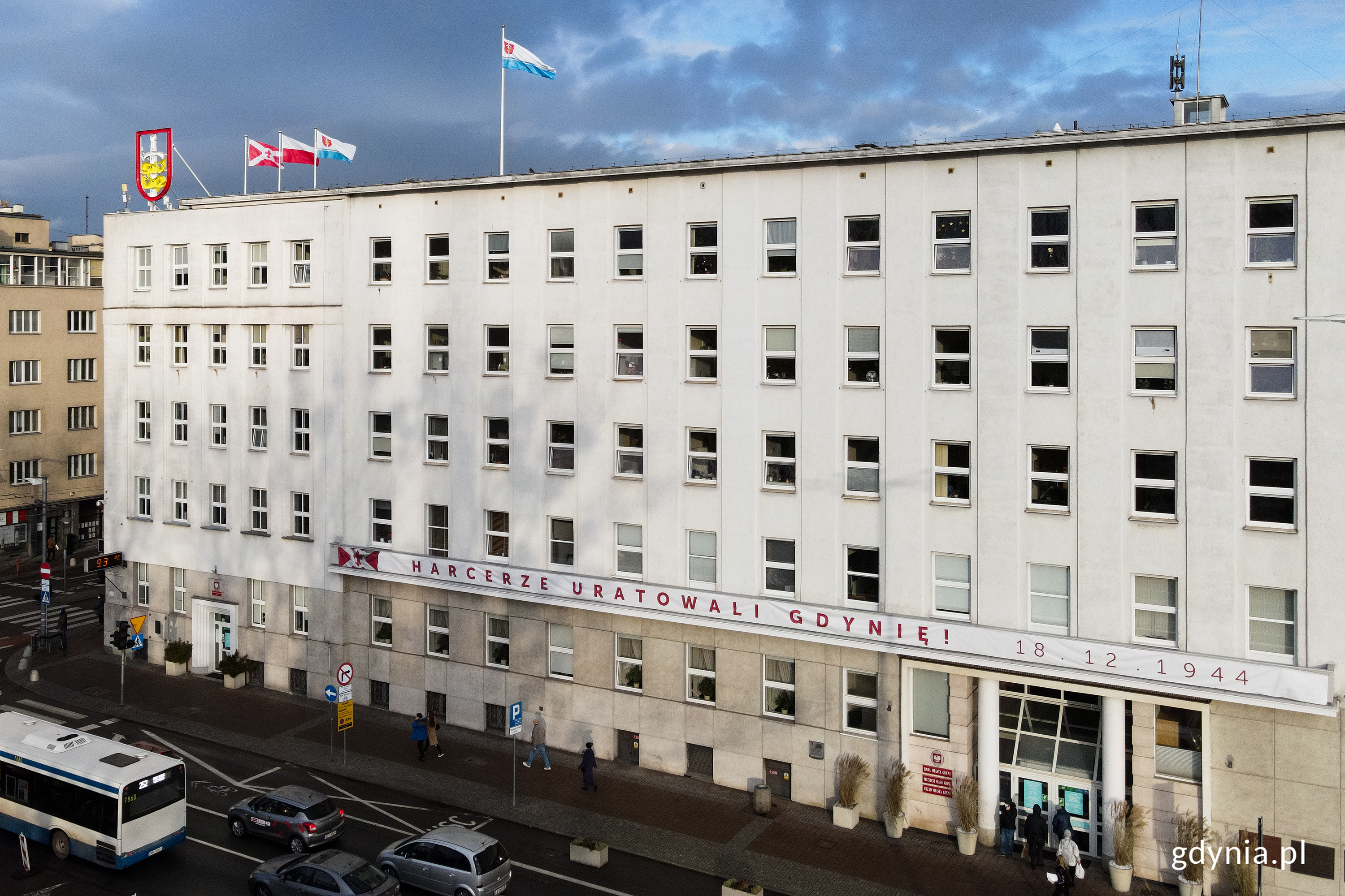 Baner z napisem &bdquo;Harcerze uratowali Gdynię&rdquo; na gmachu Urzędu Miasta Gdyni. Fot. Marcin Mielewski