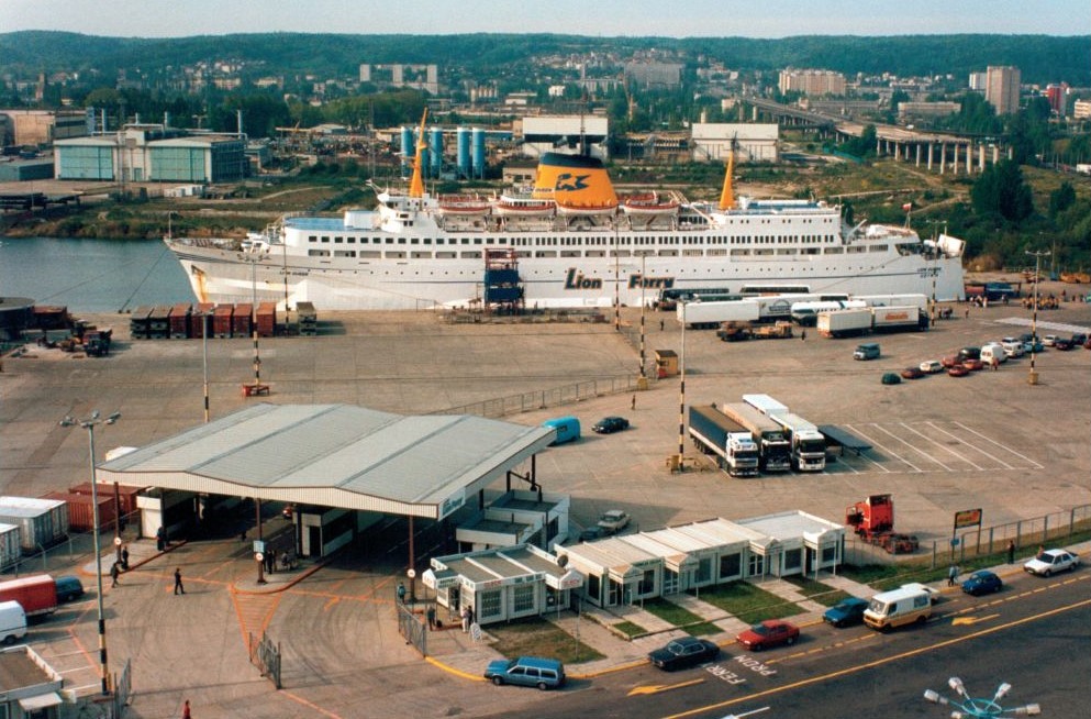 Prom Lion Queen na terminalu przy ul. Kwiatkowskiego