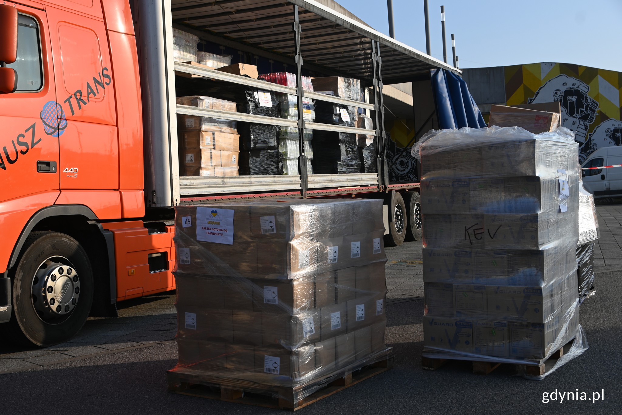 Załadunek tira, kt&oacute;ry zawiezie pomoc humanitarną na Ukrainę // fot. Magdalena Czernek