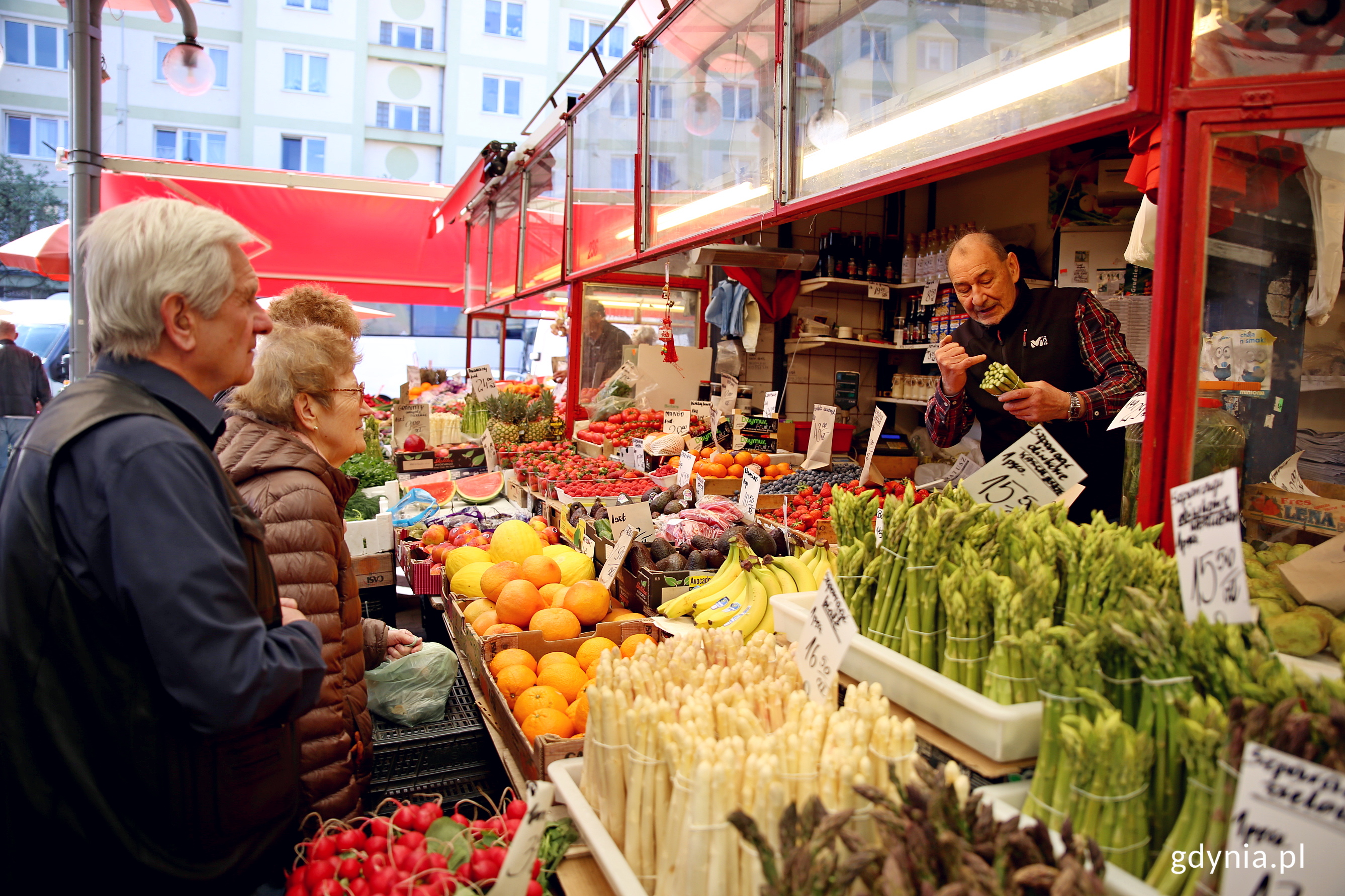 Marek Litwin doradza klientom, jakie wybierac szparagi. Fot. Przemysław Kozłowski