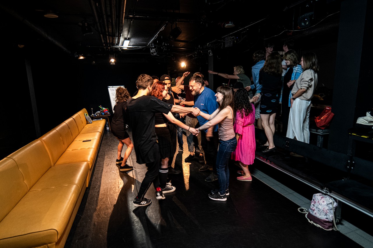 Uczestnicy gry parateatralnej // fot. Marzena Chojnowska Teatr Gdynia Gł&oacute;wna