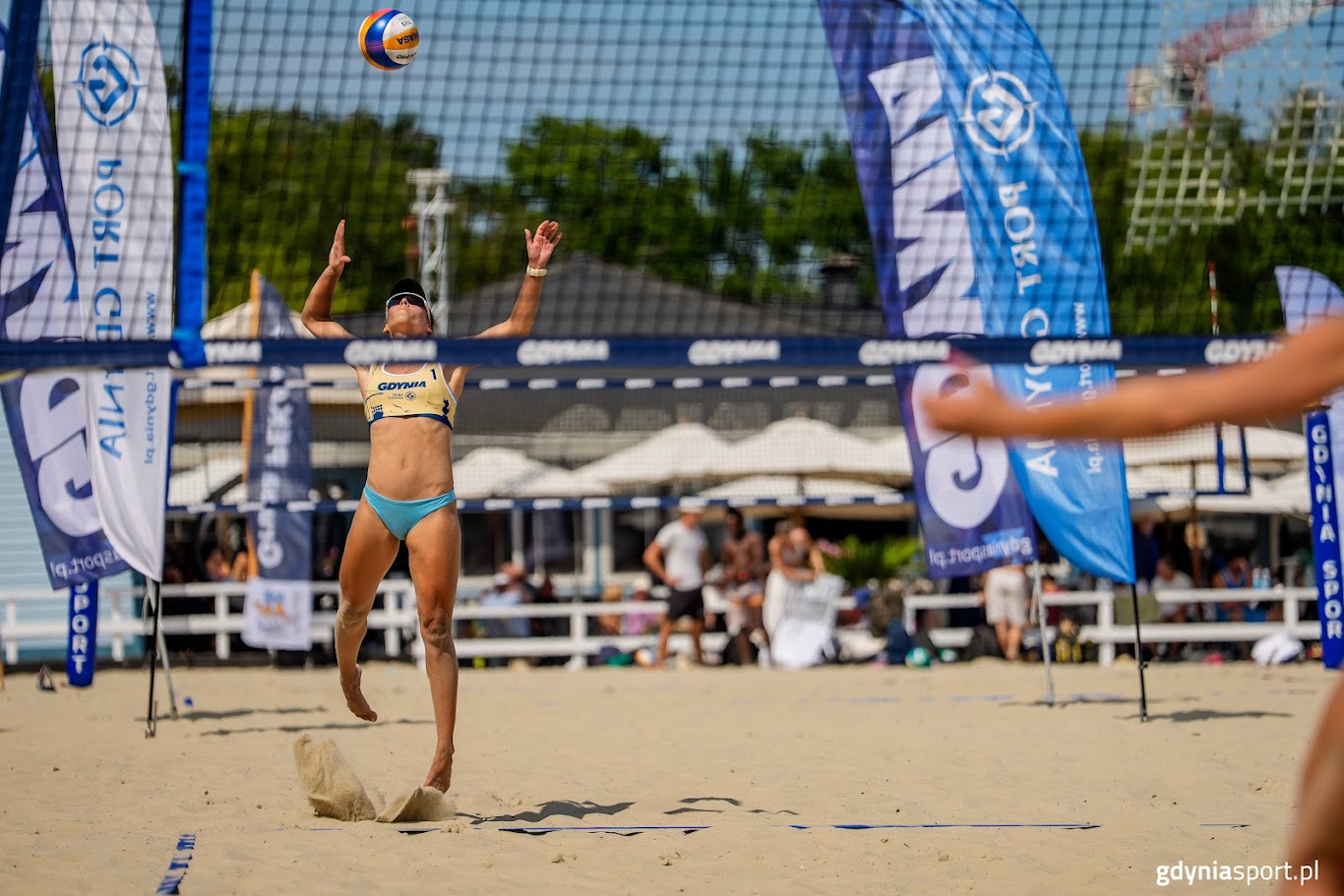 zawodniczki podczas akcji i zbicia piłki przy siatce