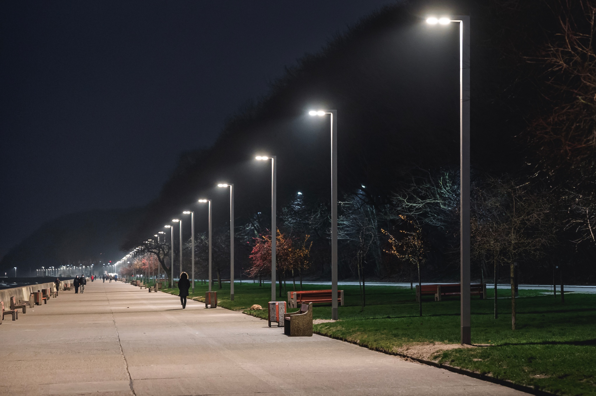 Nowe latarnie nawiązujące do stylu modernistycznego przy bulwarze Nadmorskim, fot. Dzielnice #wGdyni