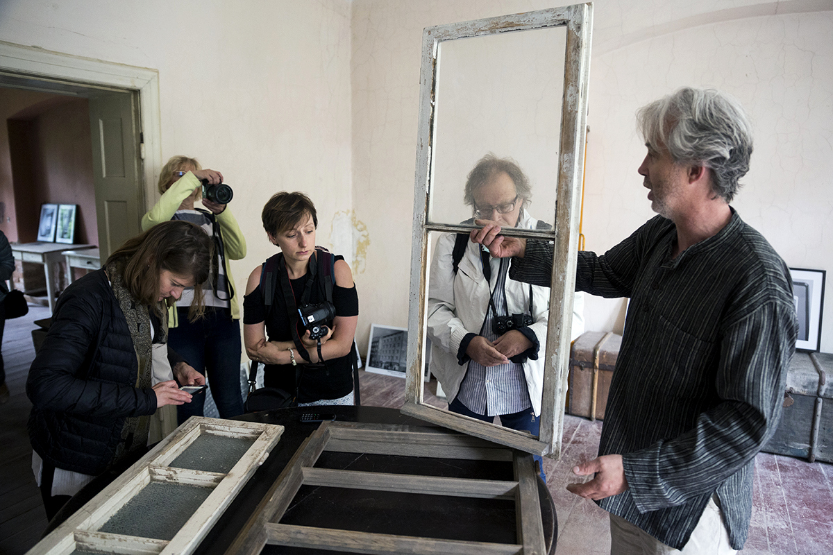 Warsztaty u Mirka Studniaka w galerii "Wytw&oacute;rnia" przy ul. Abrahama 25. Fot. Przemysław Kozłowski