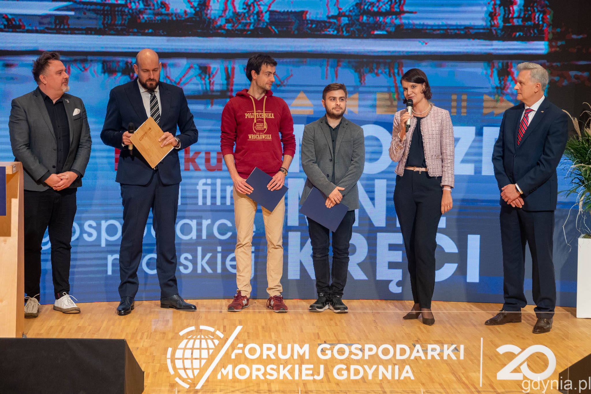 Na zdj. (od prawej): Sławomir Kalicki, wiceprezydent Katarzyna Gruszecka-Spychała,&nbsp;Maciej Michałowski,&nbsp;Rafał Kaczmarek, prowadzący wydarzenie oraz Jerzy Rados,&nbsp;zastępca dyrektora Gdyńskiej Szkoły Filmowej. Fot. Paweł Kukla