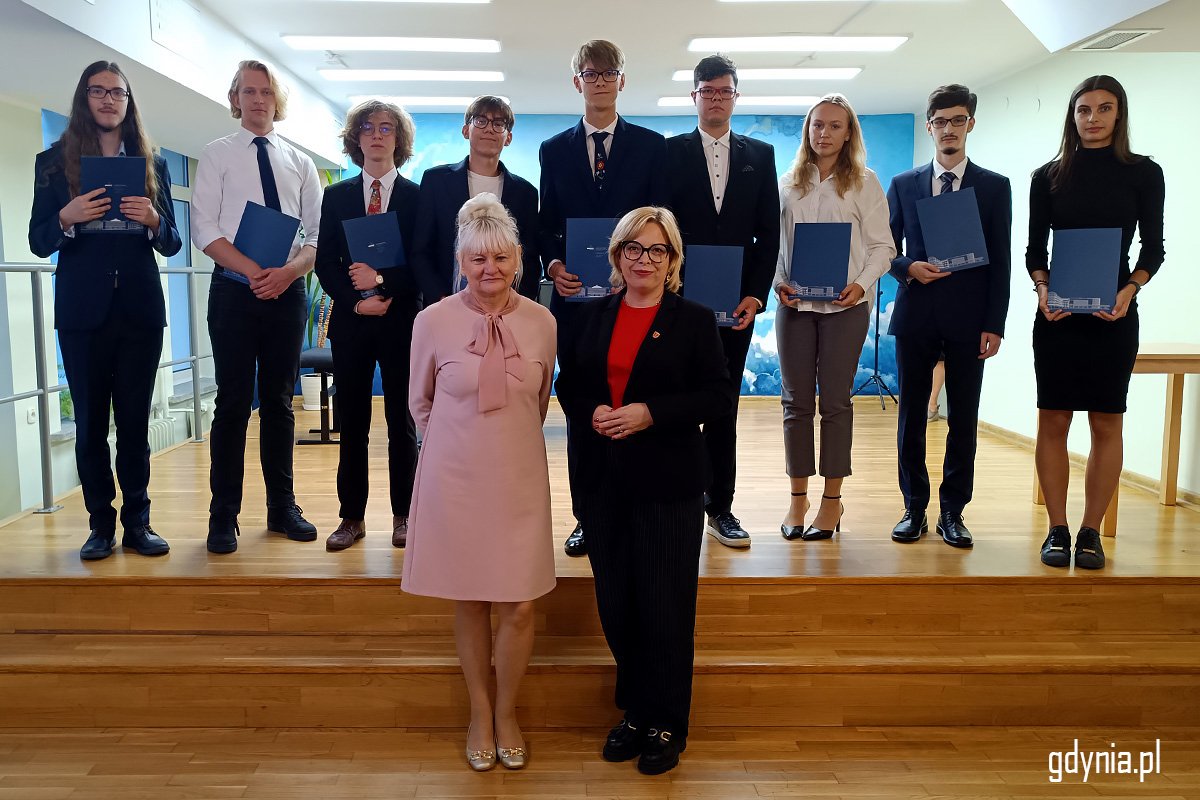 Wiceprezydentka Oktawia Gorzeńska i Iwona Tanewska - naczelniczka Wydziału Edukacji Urzędu Miasta Gdyni z uczniami, kt&oacute;rym przyznano miejskie stypendium (fot. Katarzyna Balcerzak)