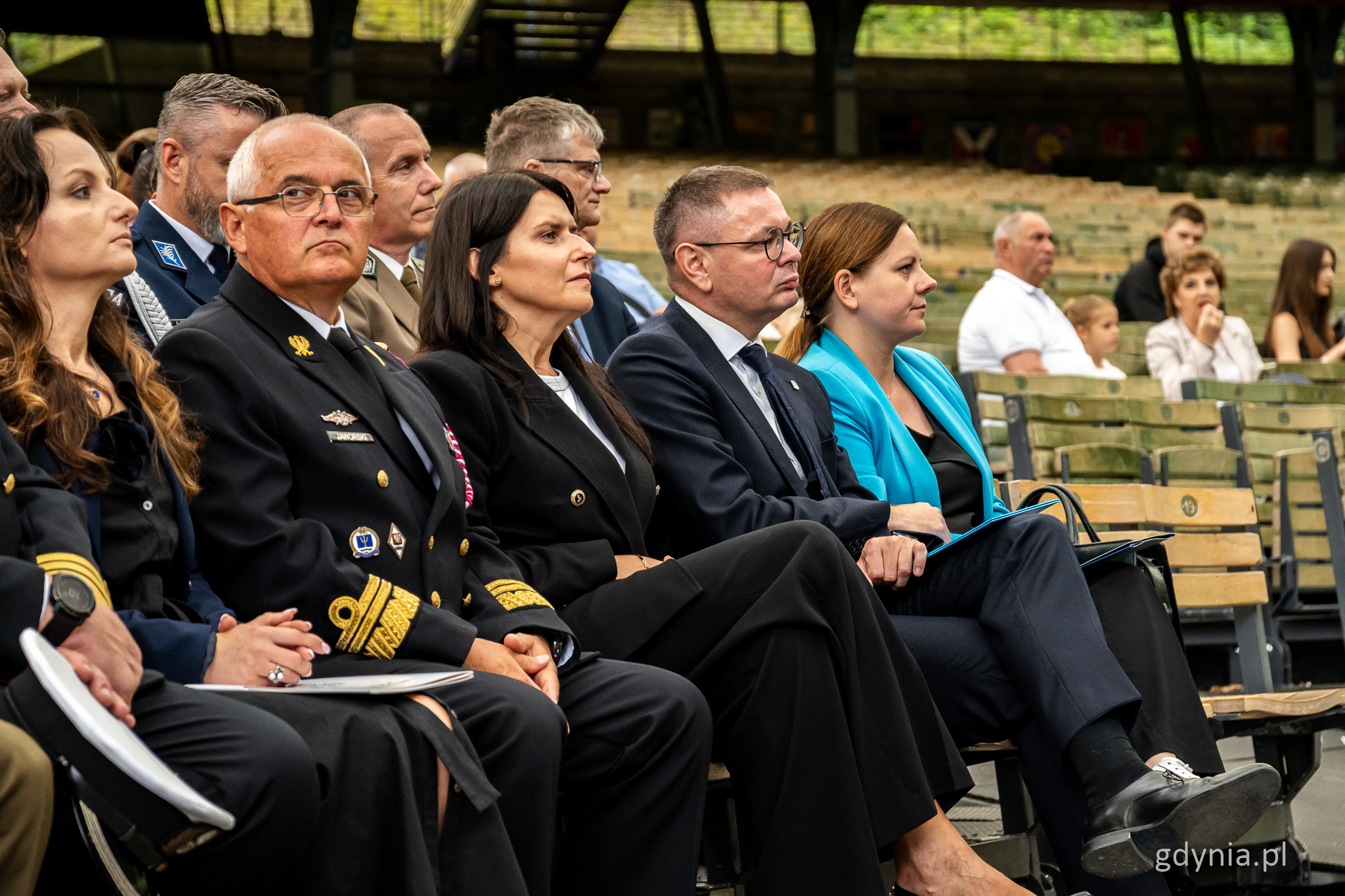 Widownia Opery Leśnej, siedzą Aleksandra Kosiorek, Michał Banacki i Mariola Śrubarczyk-Cichowska