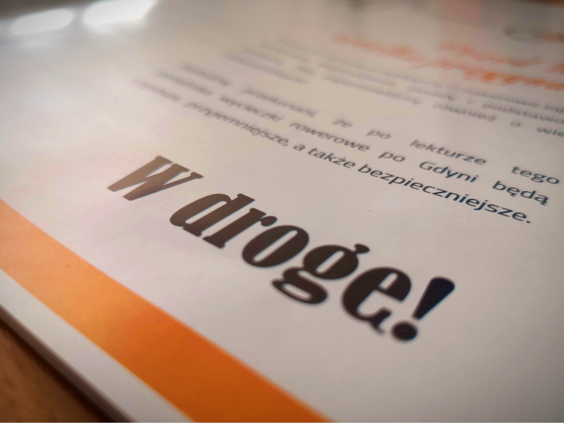 Droga do szkoły może być przygodą. Książeczka uświadamia najmłodszym uczestnikom ruchu najważniejsze aspekty bezpieczeństwa w podr&oacute;ży.