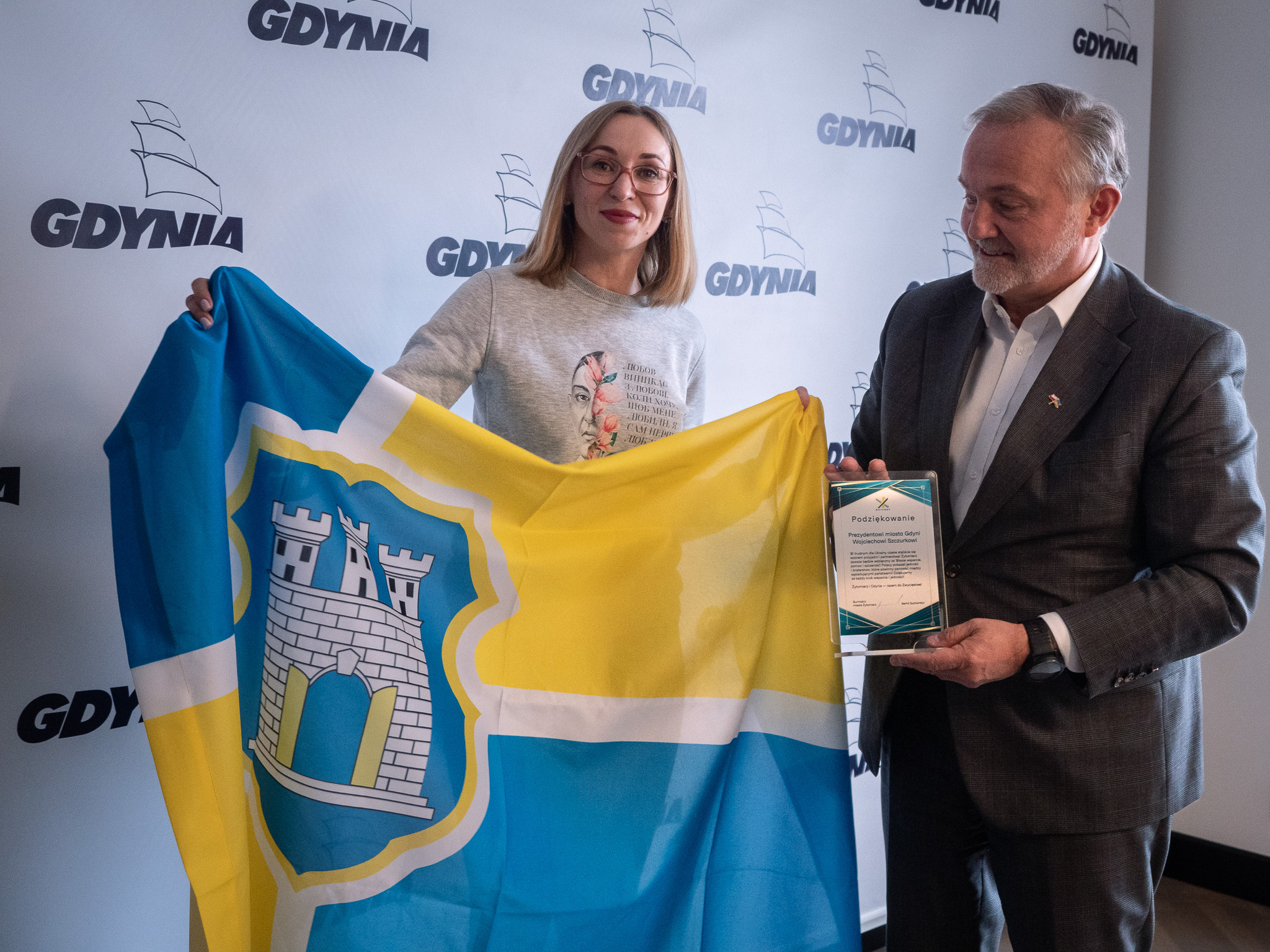  Iryna Kovalczuk &ndash; kierownik Wydziału Rodziny, Młodzieży i Sportu Rady Miasta Żytomierza wręcza prezydentowi Gdyni Wojciechowi Szczurkowi flagę Żytomierza // fot. Piotr Miszczyk