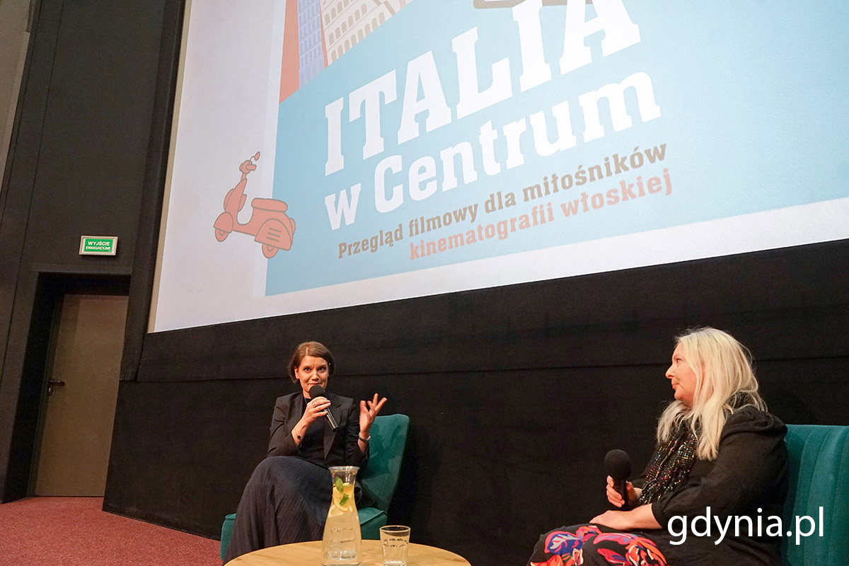 Wiceprezydentka Gdyni Katarzyna Gruszecka-Spychała i Dorota Karwacka-Pastor &ndash; italianistka, literaturoznawczyni z Instytutu Filologii Romańskiej Uniwersytetu Gdańskiego podczas dyskusji w ramach inauguracji cyklu &bdquo;Italia w Centrum&rdquo; 