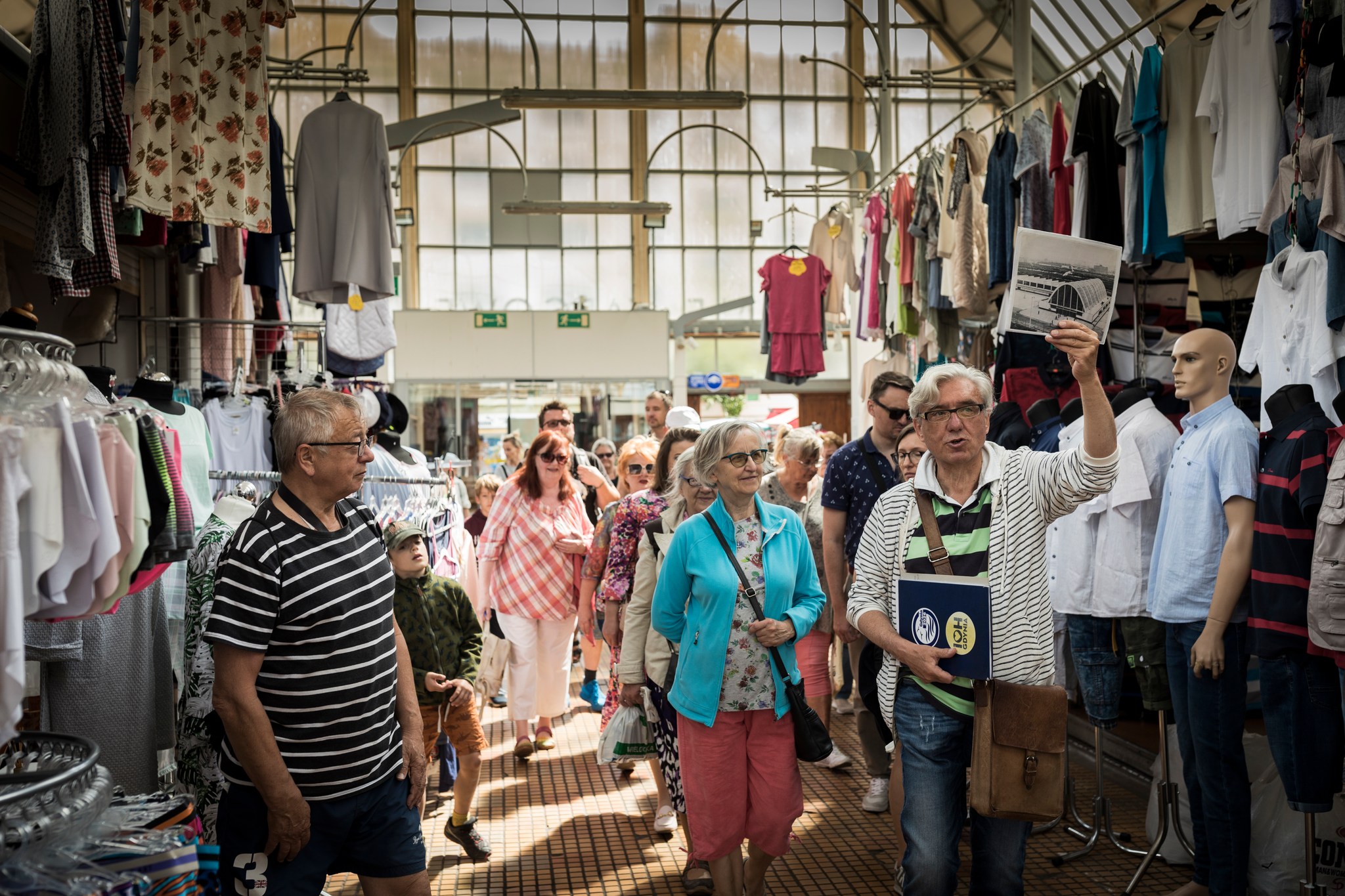 Arkadiusz Brzęczek prowadzi spacer po Miejskich Halach Targowych w Gdyni. Źr&oacute;dło: Miejskie Hale Targowe