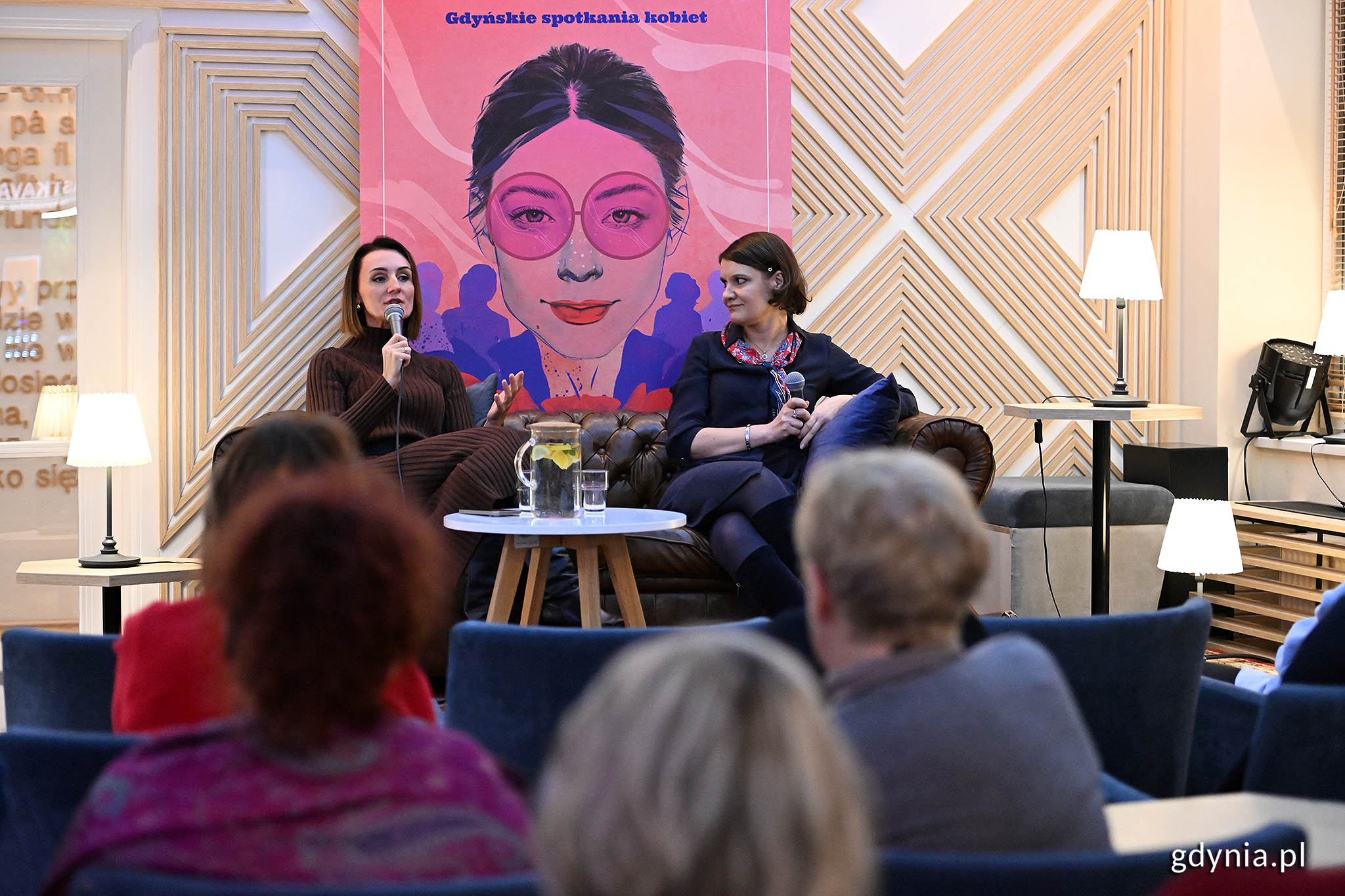 Od prawej: wiceprezydentka Gdyni Katarzyna Gruszecka-Spychała i Beata Rutkiewicz - wojewoda pomorska podczas &bdquo;Konsulatu Kobiet&rdquo;. Na pierwszym planie uczestniczki spotkania w Konsulacie Kultury (fot. Michał Puszczewicz)