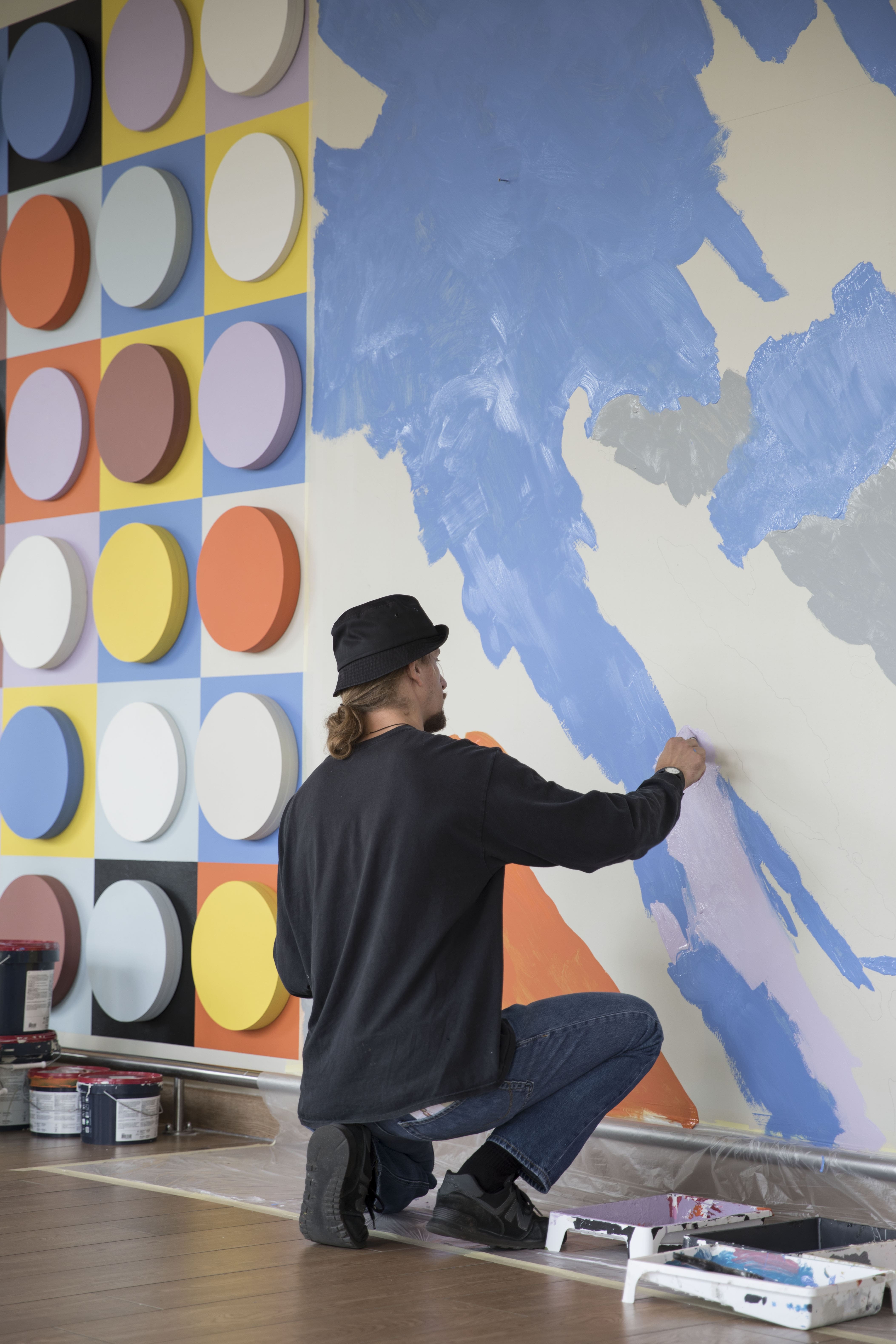 Artysta podczas tworzenia muralu (mat. prasowe Riviera)