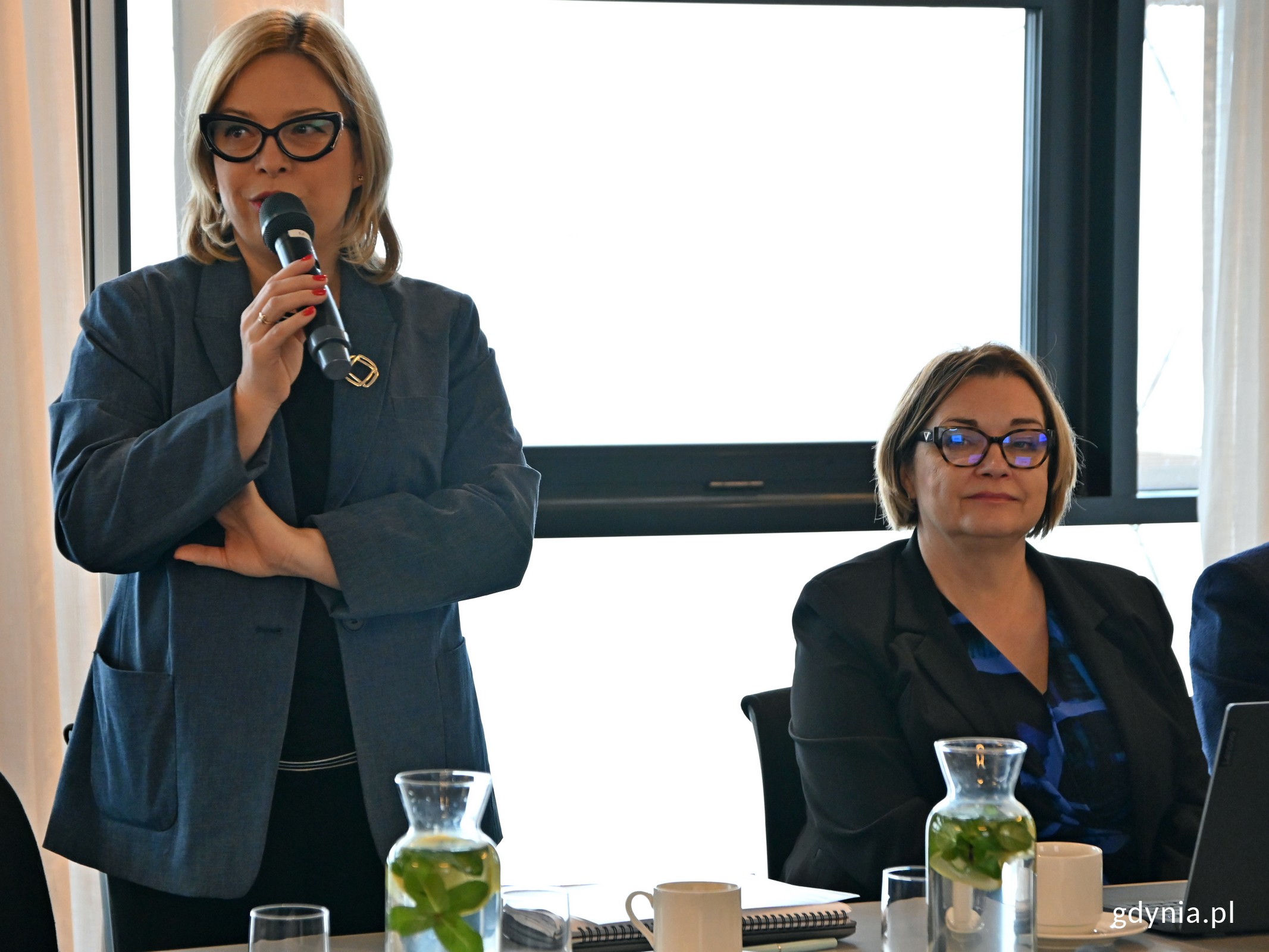 Od prawej: Beata Chrzanowska &ndash; wiceprezydent Słupska i przewodnicząca Komisji Edukacji Związku Miast Polskich i Oktawia Gorzeńska &ndash; wiceprezydent Gdyni i wiceprzewodnicząca Komisji Edukacji Związku Miast Polskich podczas obrad komisji w Gdyni (fot. Magdalena Czernek)