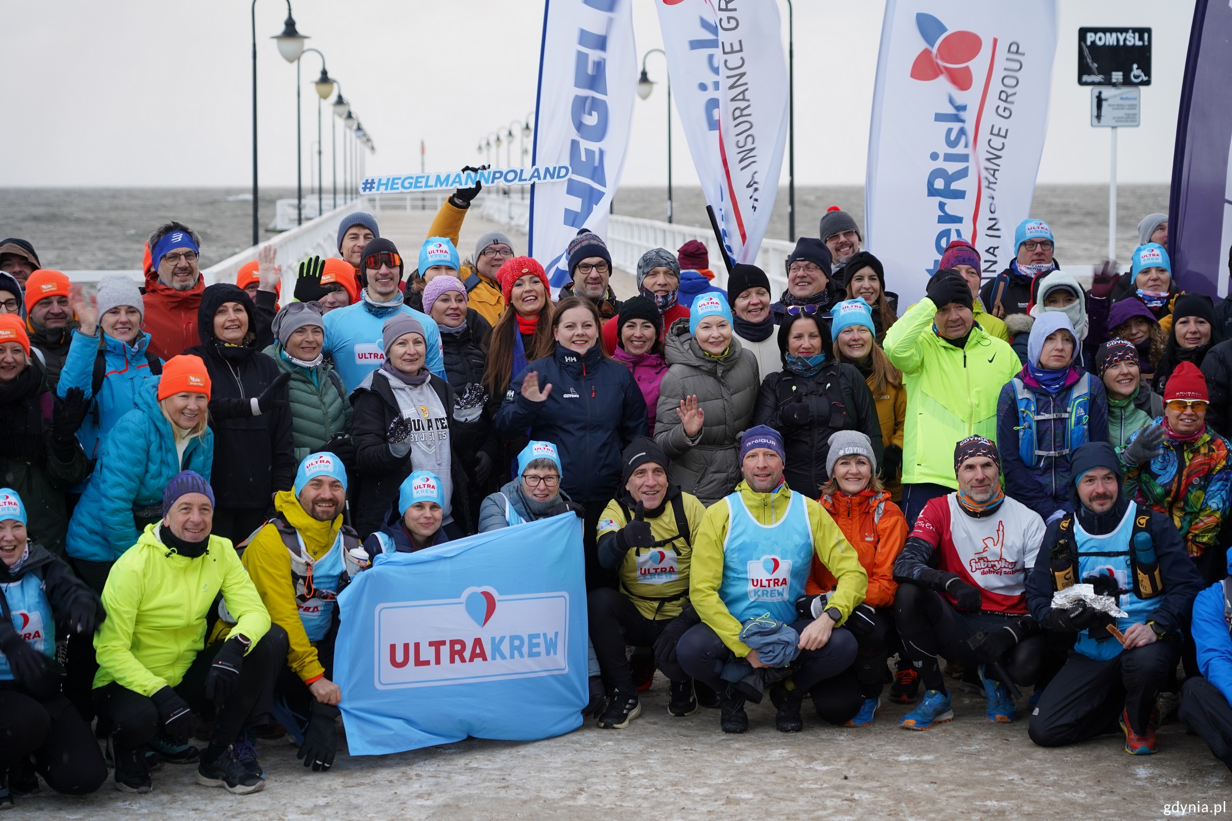 Uczestnicy biegu w towarzystwie prezydent Aleksandry Kosiorek na Molo w Orłowie