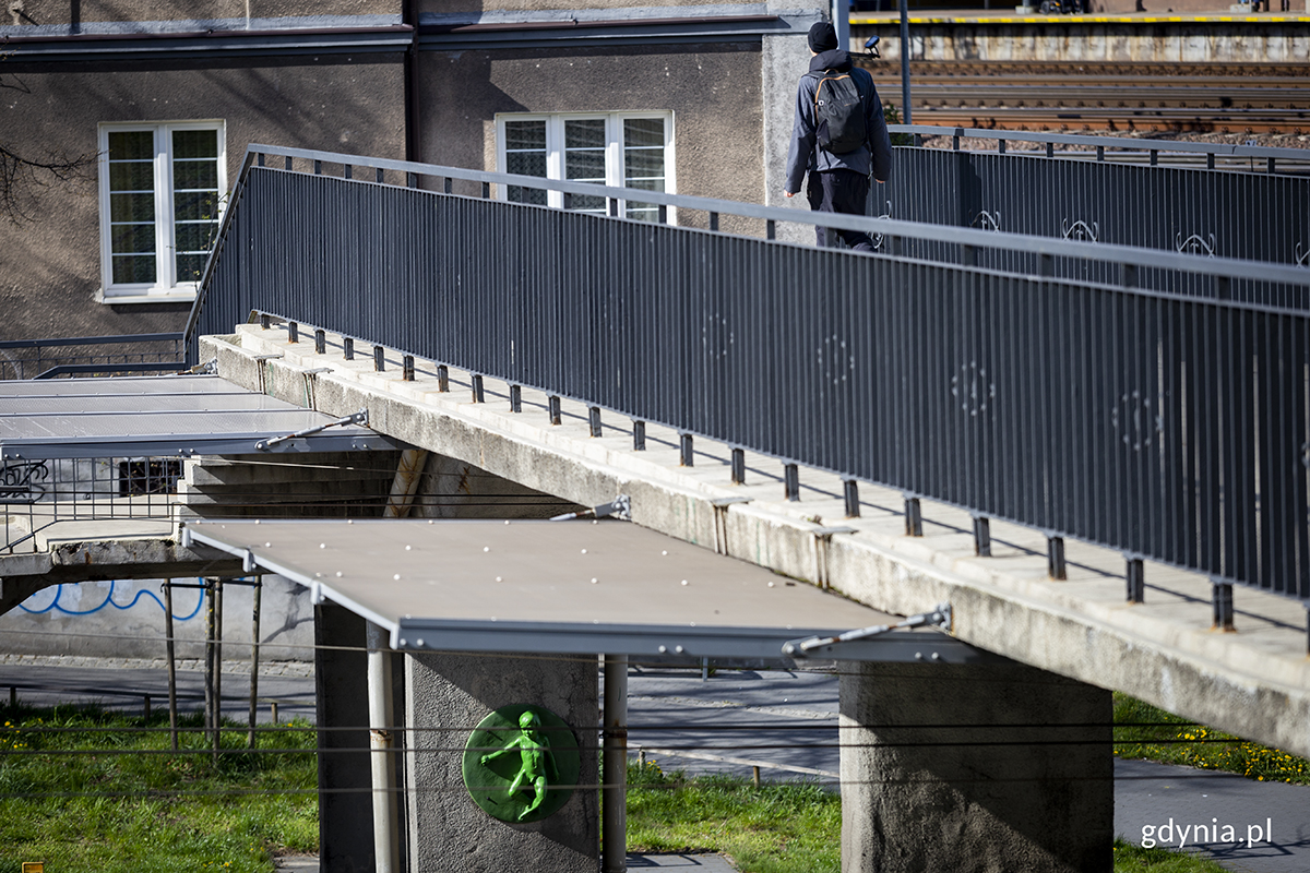 Rzeźbę można też dostrzec wchodząc na kładkę. Fot. Przemysław Kozłowski