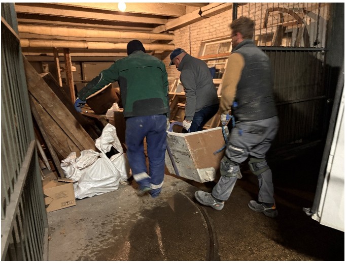Przecięte na p&oacute;ł koryto w trakcie transportu (fot. Biuro Miejskiego Konserwatora Zabytk&oacute;w)