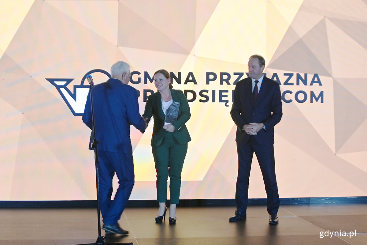 Aleksandra Kosiorek otrzymuje nagrodę dla miasta Gdyni   (fot. M. Idczak)