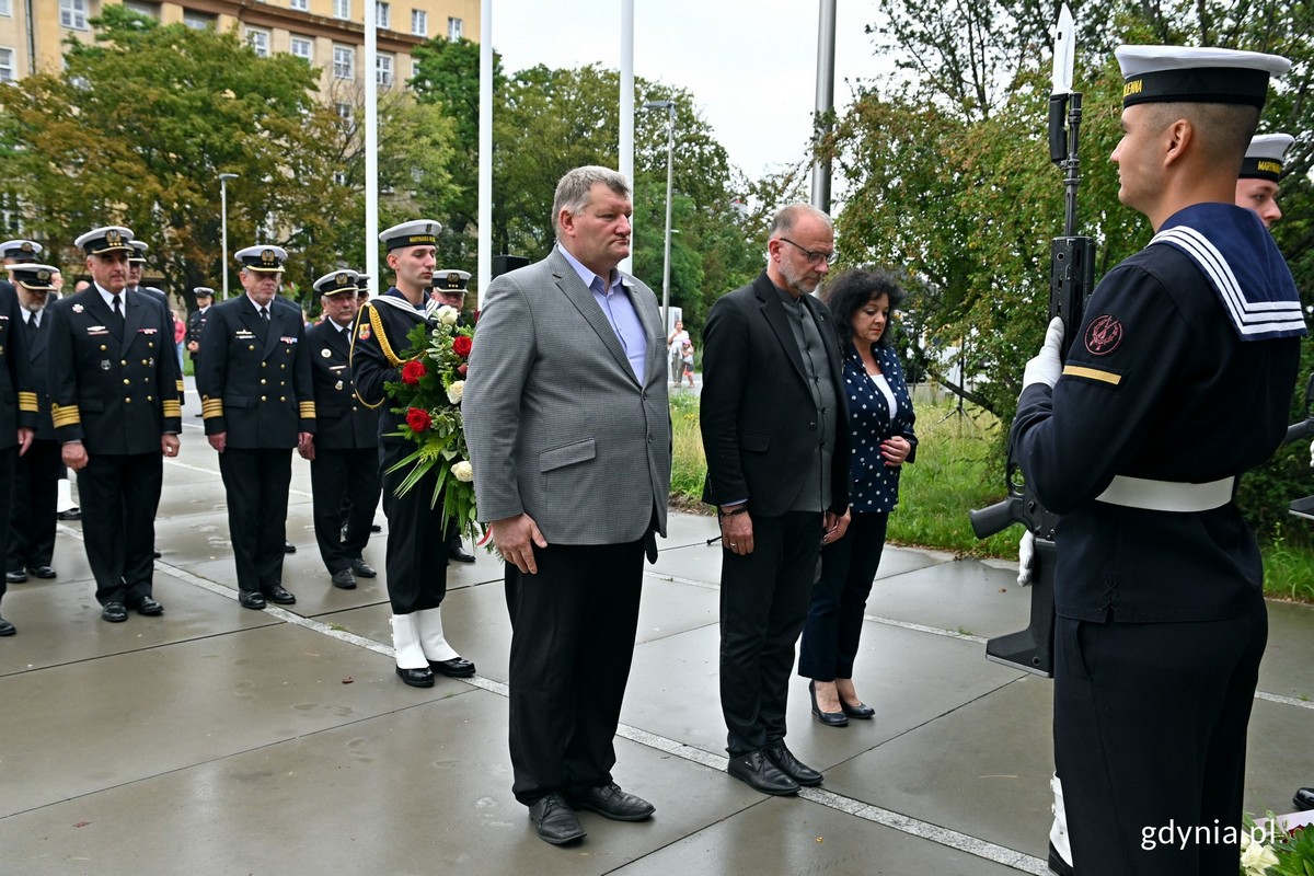 Delegacja gdyńskich samorządowc&oacute;w składa kwiaty przed pomnikiem Armii Krajowej z okazji 79. rocznicy wybuchu powstania warszawskiego. Od lewej: radny Jarosław Kłodziński, wiceprezydent Gdyni Michał Guć i radna Dorota Płotka // fot. Magdalena Czernek