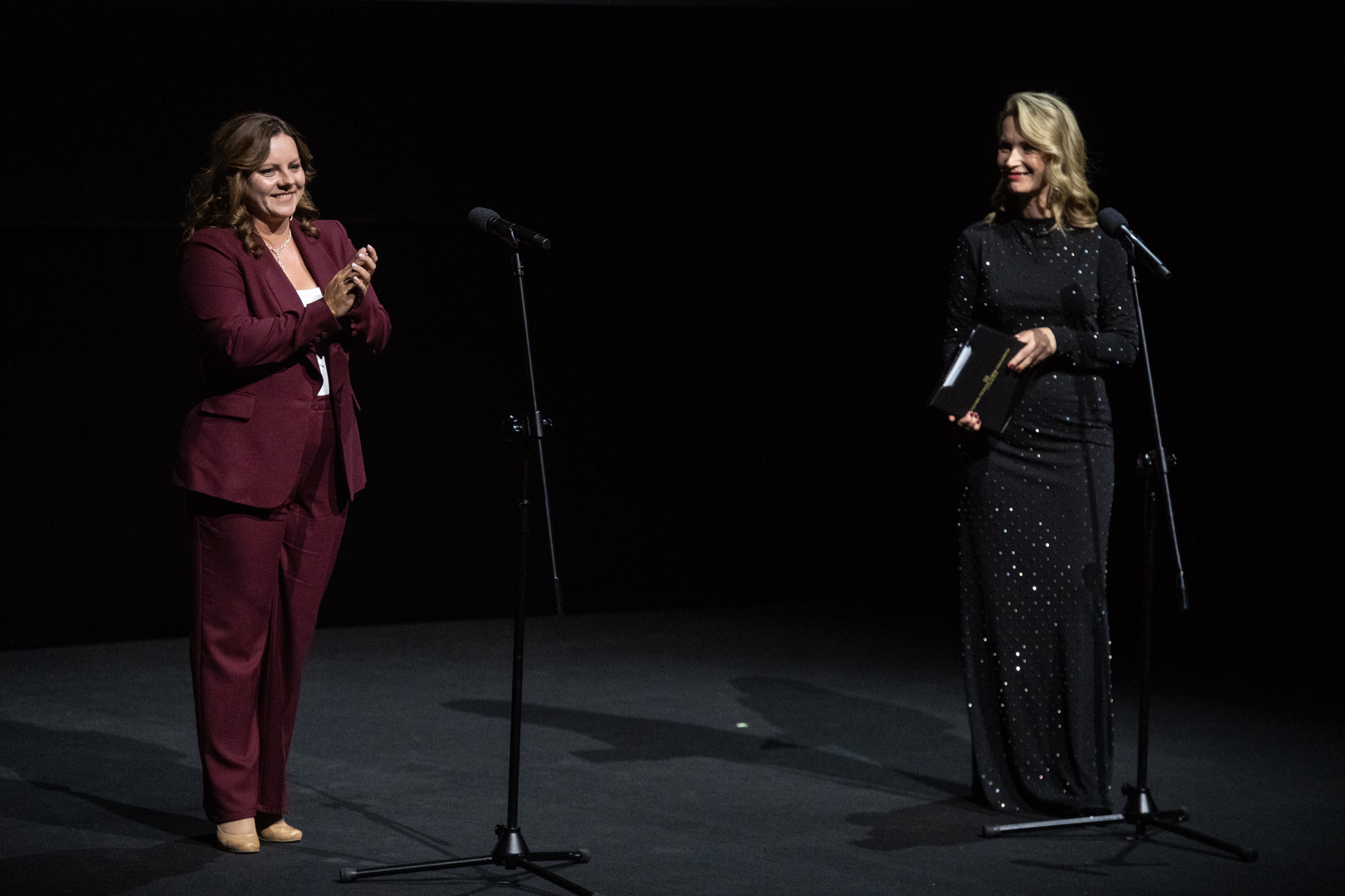 Prezydent Gdyni Aleksandra Kosiorek przemawiająca podczas gali otwarcia 50. Festiwalu Polskich Film&oacute;w Fabularnych w Gdyni (fot. Konrad Kosycarz / mat. prasowe FPFF)