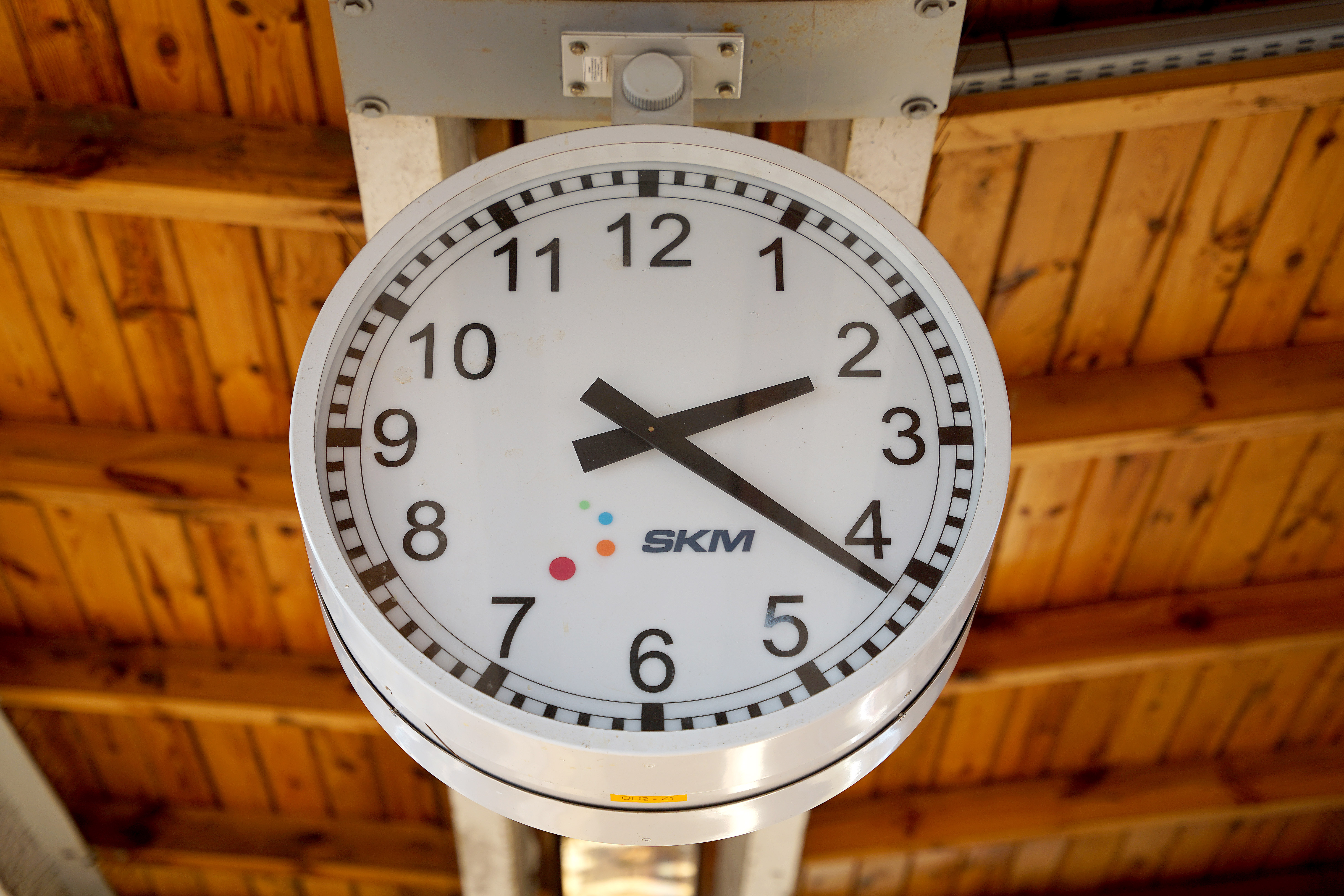 Zegar z logo PKP SKM, widoczny dach peronu